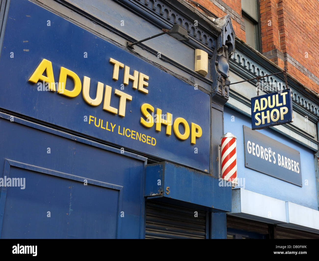 Il negozio per adulti squallida posto per comprare riviste, i giocattoli del sesso e DVD Foto Stock