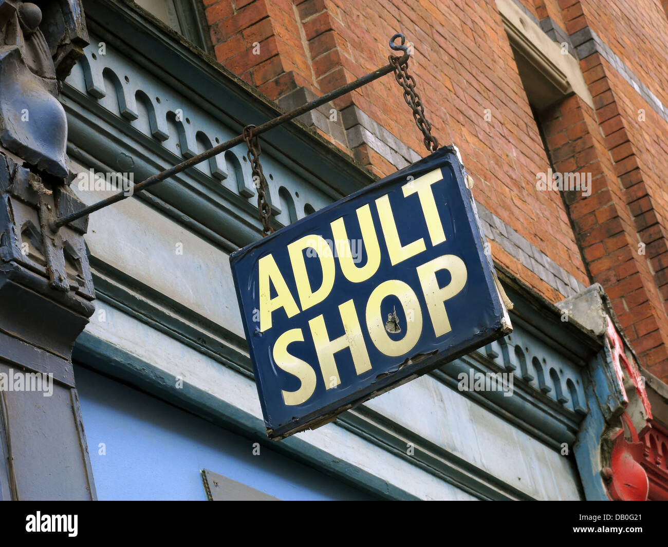 Il negozio per adulti squallida posto per comprare riviste, i giocattoli del sesso e DVD Foto Stock