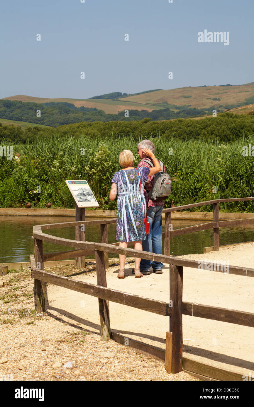 Donna mettendo una lozione solare su il volto dell'uomo mentre visitano Abbotsbury Swannery, DORSET REGNO UNITO su una calda giornata di sole nel mese di luglio Foto Stock