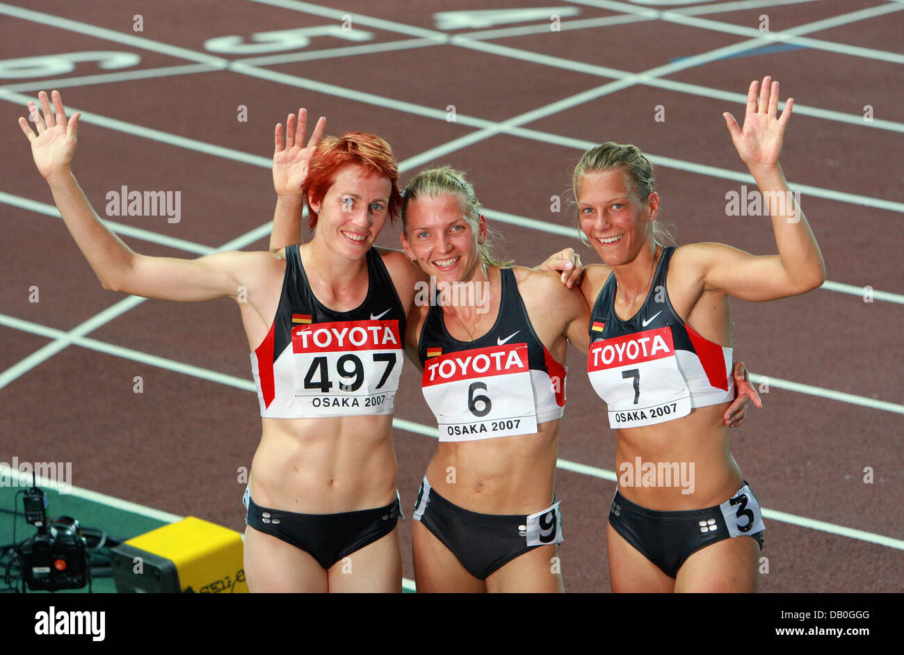 Il tedesco heptathletes (L-R) Sonja Kesselschlaeger, Lilli Schwarzkopf e Jennifer Oeser onda per gli spettatori e cameramen dopo la concorrenza heptathlton presso la IAAF Atletica Campionati del Mondo a Nagai stadium di Osaka in Giappone, 26 agosto 2007. La Schwarzkopf finito quinto, settimo Oeser e Kesselschlaeger 13th. Foto: Gero Breloer Foto Stock