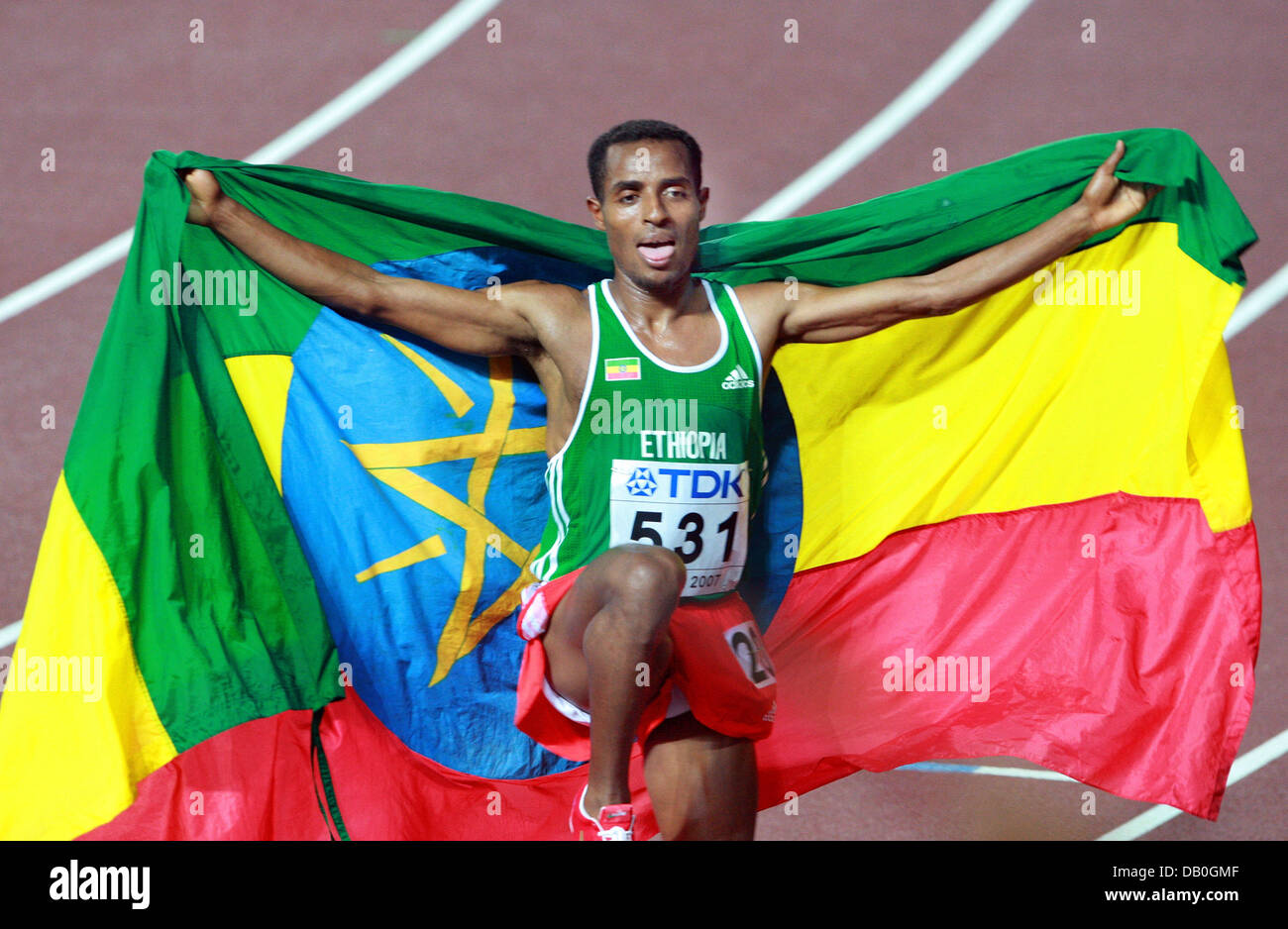 La foto mostra Ethopian Kenenisa Bekele durante il suo giro d'onore dopo aver vinto la 10.000m finale del Ahtletics Campionati del Mondo 2007, Osaka, Giappone, 27 agosto 2007. Foto: Gero Breloer Foto Stock