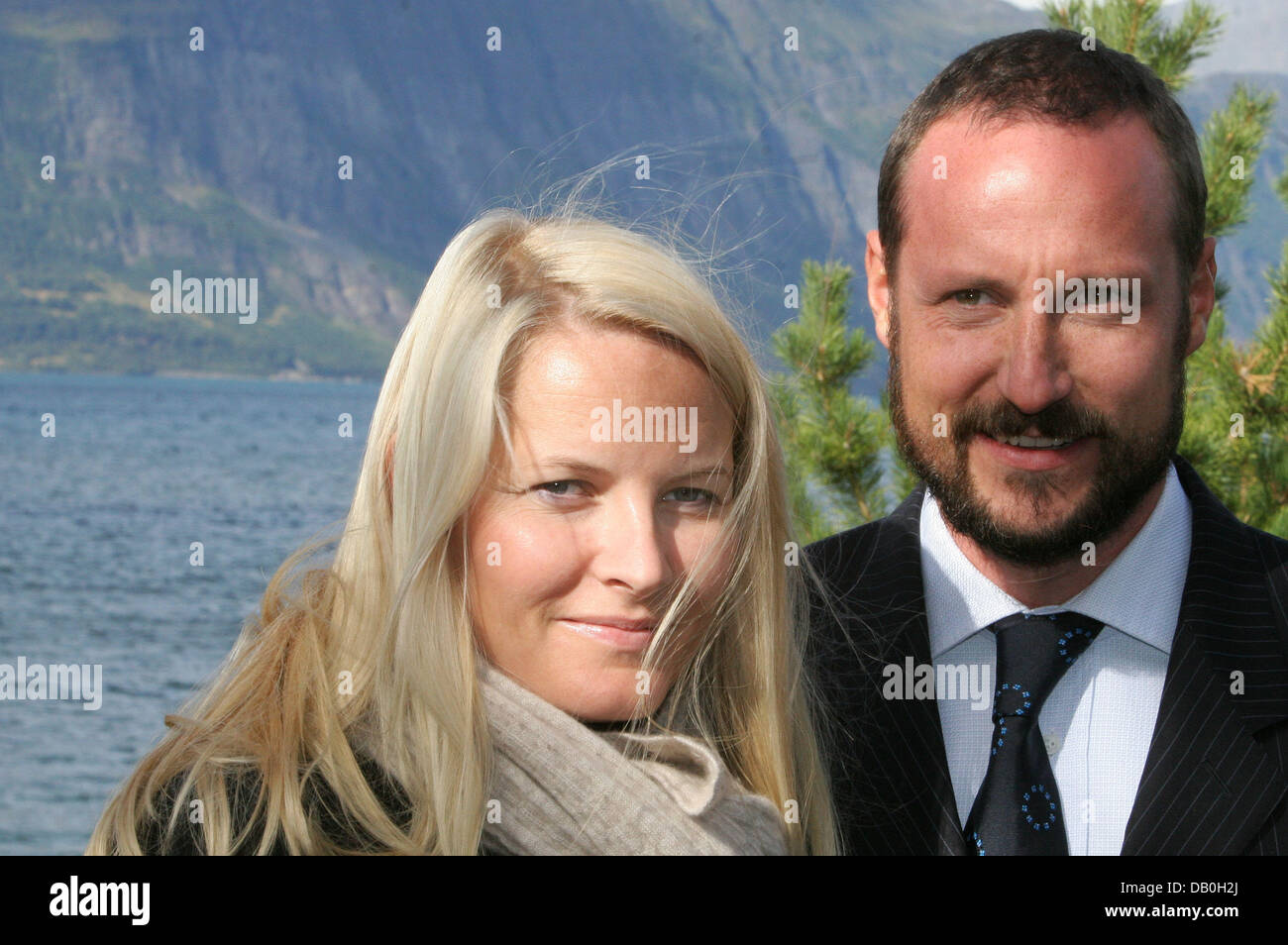 Il principe ereditario Haakon e Crown Princess Mette-Marit di Norvegia mostrata durante la loro visita a Storfjord, Norvegia, 28 agosto 2007. Haakon e Mette-Marit iniziato il 26 agosto 2007 per i tre giorni di viaggio a nord Tromso. In Storfjord hanno visitato un museo di arte che è stato inaugurato dal principe Haakon. Il giovane guardato scolari cantare e visitato il mercato dove hanno ricevuto molti presente Foto Stock