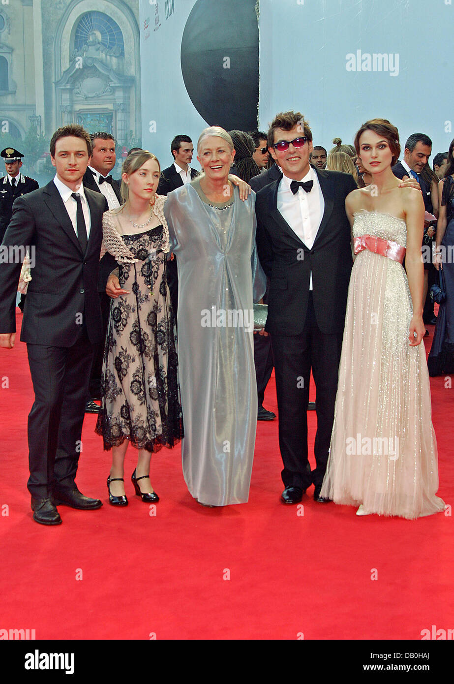 Il film di apertura Team James McAvoy (L-R), Soirse Ronan, Vanessa Redgrave, regista Joe Wright e Keira Knightley Vanessa Redgrave arrivare alla premiere del film "espiazione' all'apertura della 64a Mostra Internazionale del Cinema di Venezia al Palazzo del Casinò di Venezia, Italia, 29 agosto 2007. Foto: Hubert Boesl Foto Stock