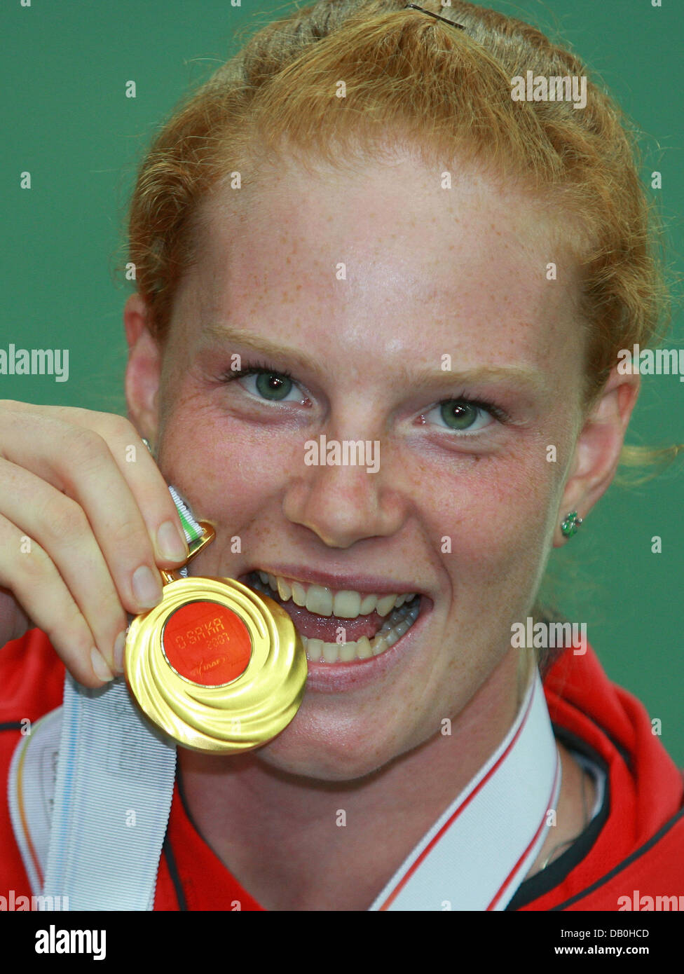 Martello tedesco thrower Betty Heidler pone con la sua medaglia d'oro conquistata presso la IAAF ai Campionati Mondiali di atletica di Nagai Stadium, Osaka, Giappone, 30 agosto 2007. Foto: Gero Breloer Foto Stock