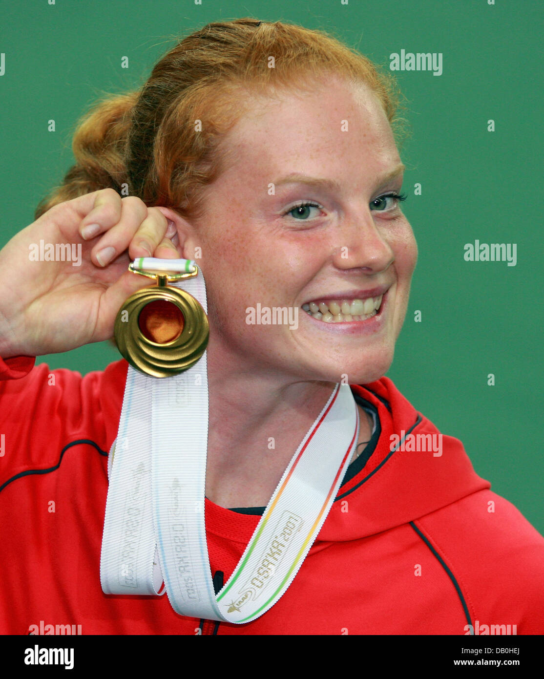 Il tedesco del martello medaglia d'oro Betty Heidler pone con la sua medaglia presso la IAAF ai Campionati Mondiali di atletica di Nagai Stadium, Osaka, Giappone, 30 agosto 2007. Foto: Gero Breloer Foto Stock