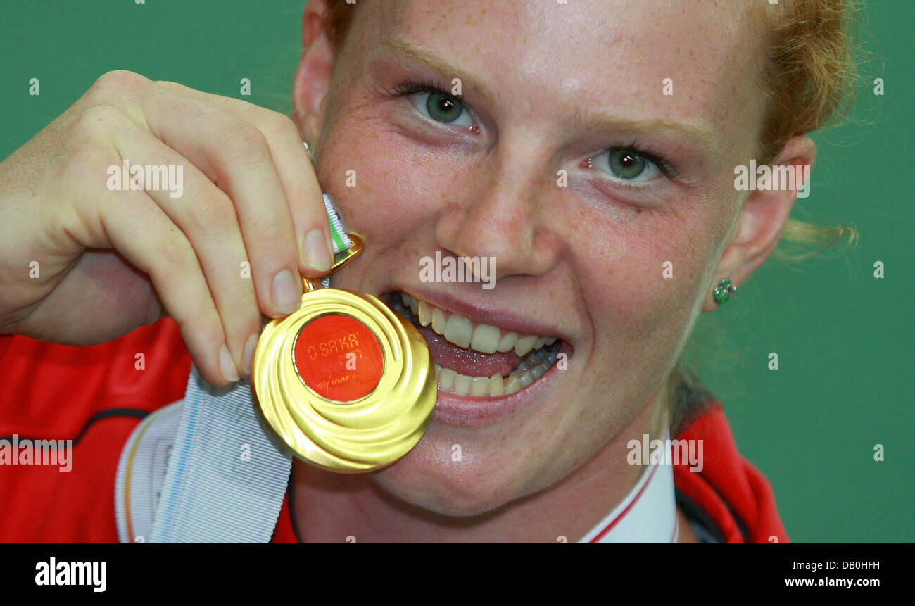 Il tedesco del martello medaglia d'oro Betty Heidler pone con la sua medaglia presso la IAAF ai Campionati Mondiali di atletica di Nagai Stadium, Osaka, Giappone, 30 agosto 2007. Foto: Gero Breloer Foto Stock