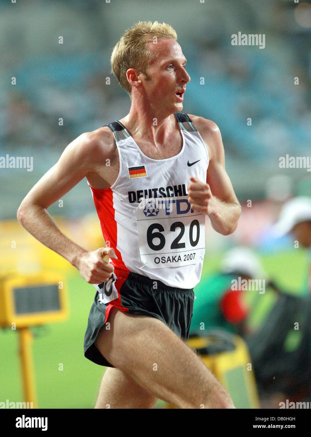 Tedesco a lunga distanza runner Jan Fitschen (C) mostrato in azione durante il suo 5,000m turno preliminare gara presso la IAAF ai Campionati Mondiali di atletica di Nagai Stadium, Osaka, Giappone, 30 agosto 2007. Foto: Gero Breloer Foto Stock