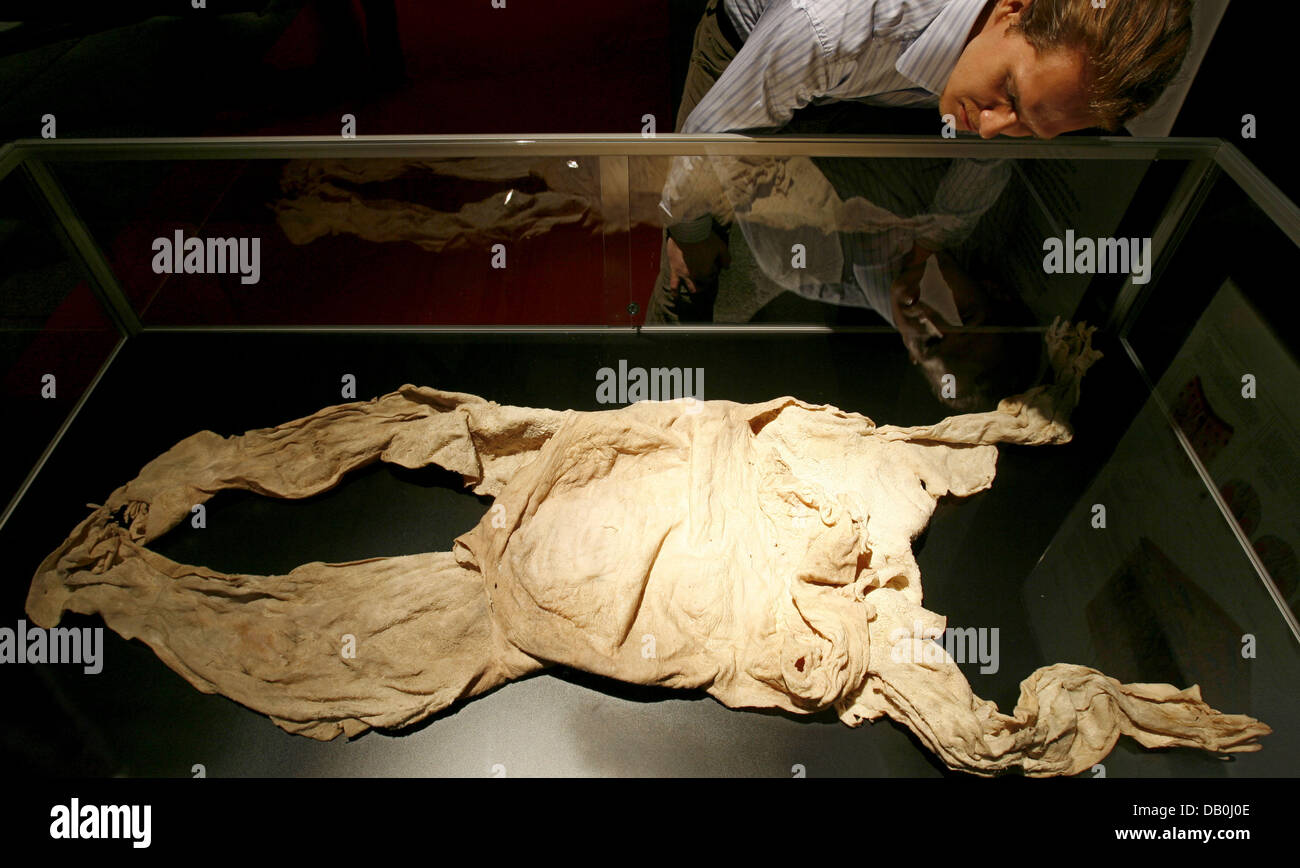 Un uomo occhi preparato pelle foto della mostra 'corpi reali - Imparare dai morti" a Bad Kissingen, Germania, 01 settembre 2007. La raccolta di circa 400 presenta costituito da conservati i corpi umani, organi e modelli di parti del corpo è stato aperto il 1 settembre e si propone di ottenere una conformazione anatomica e conoscenze mediche di fronte al visitatore. Foto: Daniel Karmann Foto Stock