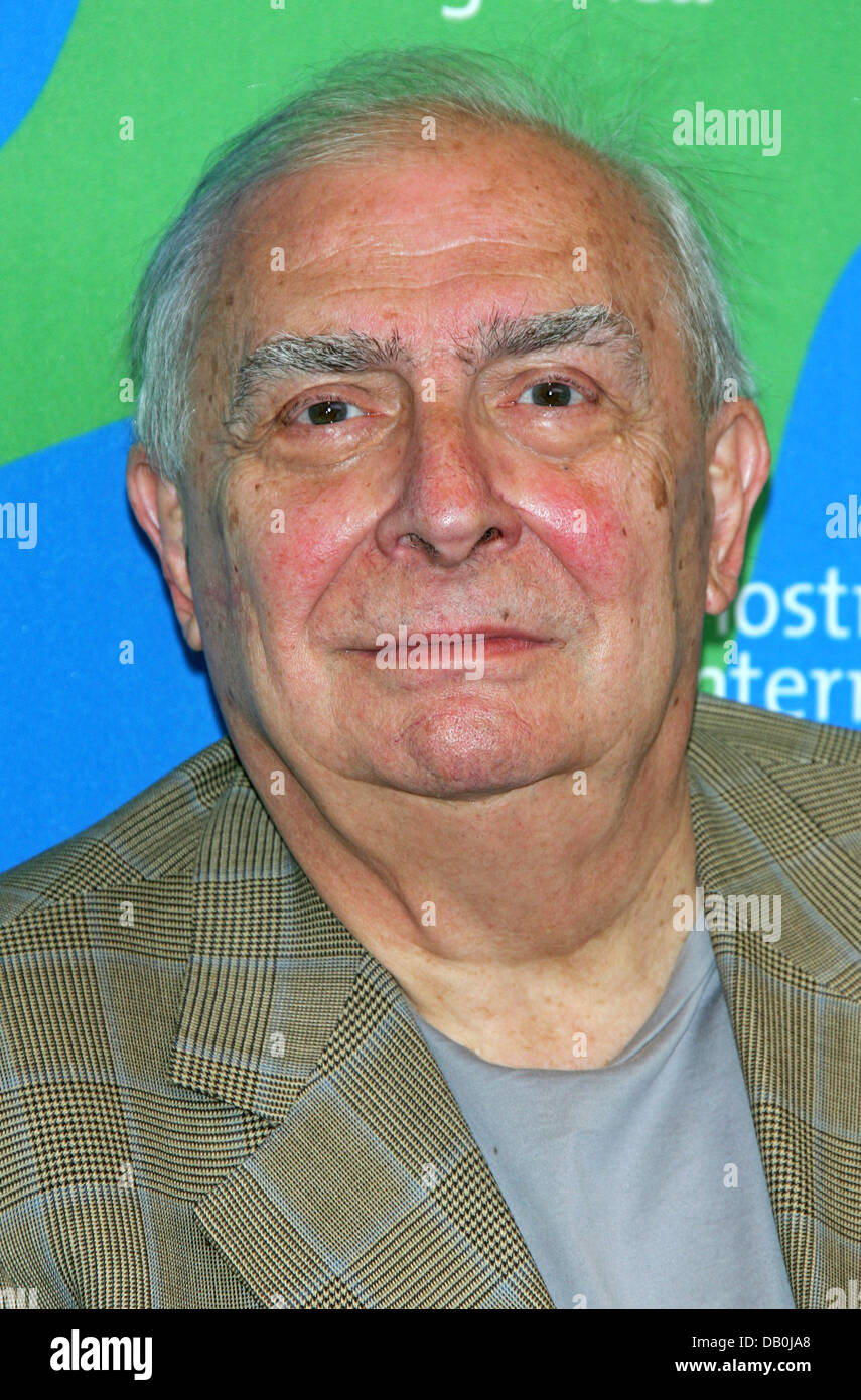 Regista francese Claude Chabrol pone per fotografi alla fine della conferenza stampa sul film ''La Fille coupee en deux' ('La ragazza taglia in due') al sessantaquattresimo Venice International Film Festival di Venezia, Italia, 02 settembre 2007. Foto: Hubert Boesl Foto Stock