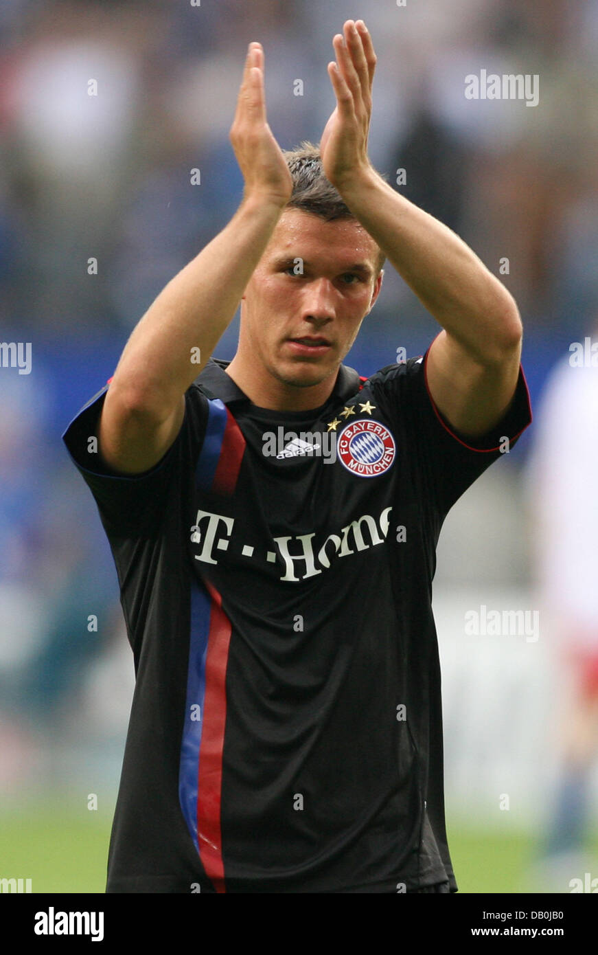 Lukas Podolski di Monaco di Baviera acclamazioni a teh tifosi dopo la partita della Bundesliga Amburgo SV V FC Bayern Monaco presso la HSH Nordbank Arena stadium di Amburgo, Germania, 02 settembre 2007. Amburgo raggiunge in questa stagione il primo club a strappare punti da Monaco di Baviera, la partita si è conclusa con un pareggio. Foto: Carmen Jaspersen (ATTENZIONE: periodo di bloccaggio! Il DFL permette un ulteriore utilizzo delle foto Foto Stock