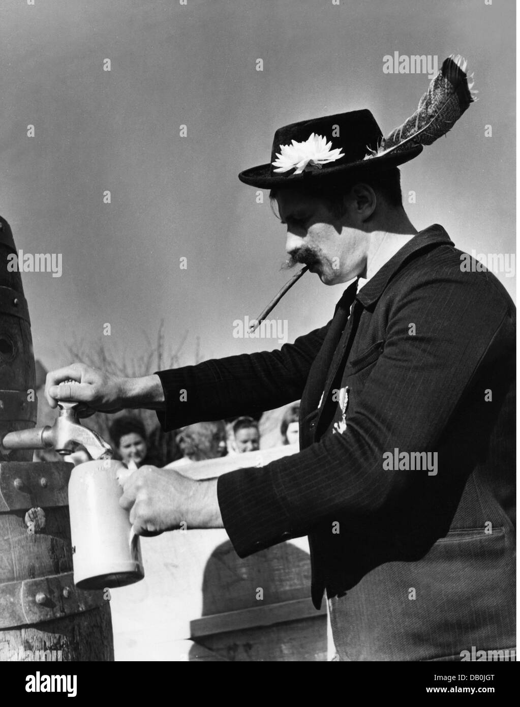 Feste, carnevale a Benediktbeuern, uomo che versa birra nella tazza, Benediktbeuern, 1957, diritti aggiuntivi-clearences-non disponibile Foto Stock