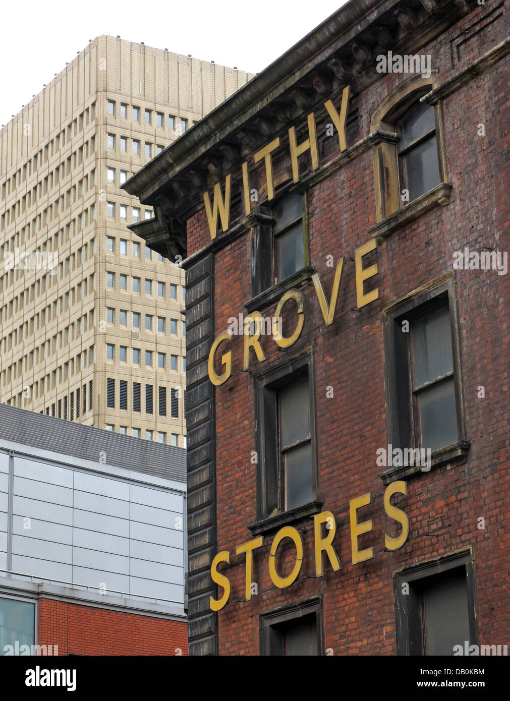 Il vecchio con la Grove memorizza edificio vittoriano in Shudehill Manchester centro città con gli anni settanta Arndale shopping Foto Stock