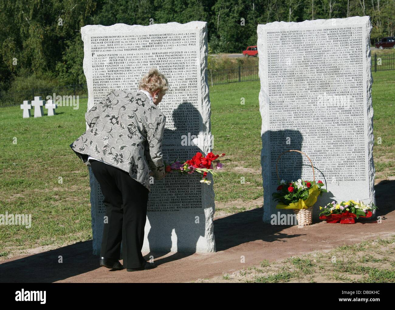 Una donna getta fiori in un memoriale per i soldati uccisi presso il cimitero militare tedesco in Sebesh, Russia, 08 settembre 2007. La struttura stabilita dal 'Volksbund Deutsche Kriegsgraeberfuersorge' (tedesco popolare di alleanza per la cura delle tombe di guerra), è stato inaugurato oggi. Si tratta di uno degli ultimi sindaco cimiteri collettivi in Russia. Finora 14.000 tedesco II Guerra Mondiale soldati Foto Stock