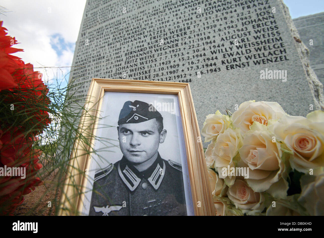 Una foto di Fritz Strobel, un soldato tedesco ucciso durante la II Guerra Mondiale sta in piedi di fronte ad un monumento al cimitero militare tedesco in Sebesh, Russia, 08 settembre 2007. Fritz Stobel nipote aveva messo la foto. La struttura stabilita dal 'Volksbund Deutsche Kriegsgraeberfuersorge' (tedesco popolare di alleanza per la cura delle tombe di guerra), è stato inaugurato oggi. Si tratta di uno o Foto Stock