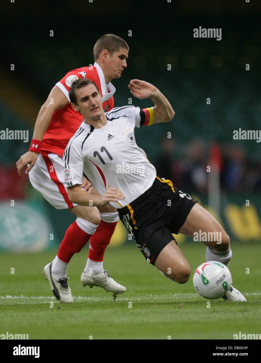 Il tedesco Miroslav KLOSE (R) e Welshman Carl Robinson si contendono la palla durante il campionato europeo associati alla promozione corrispondono all'Millennium-Dome a Cardiff, Regno Unito, 08 settembre 2007. Foto: Oliver Berg Foto Stock