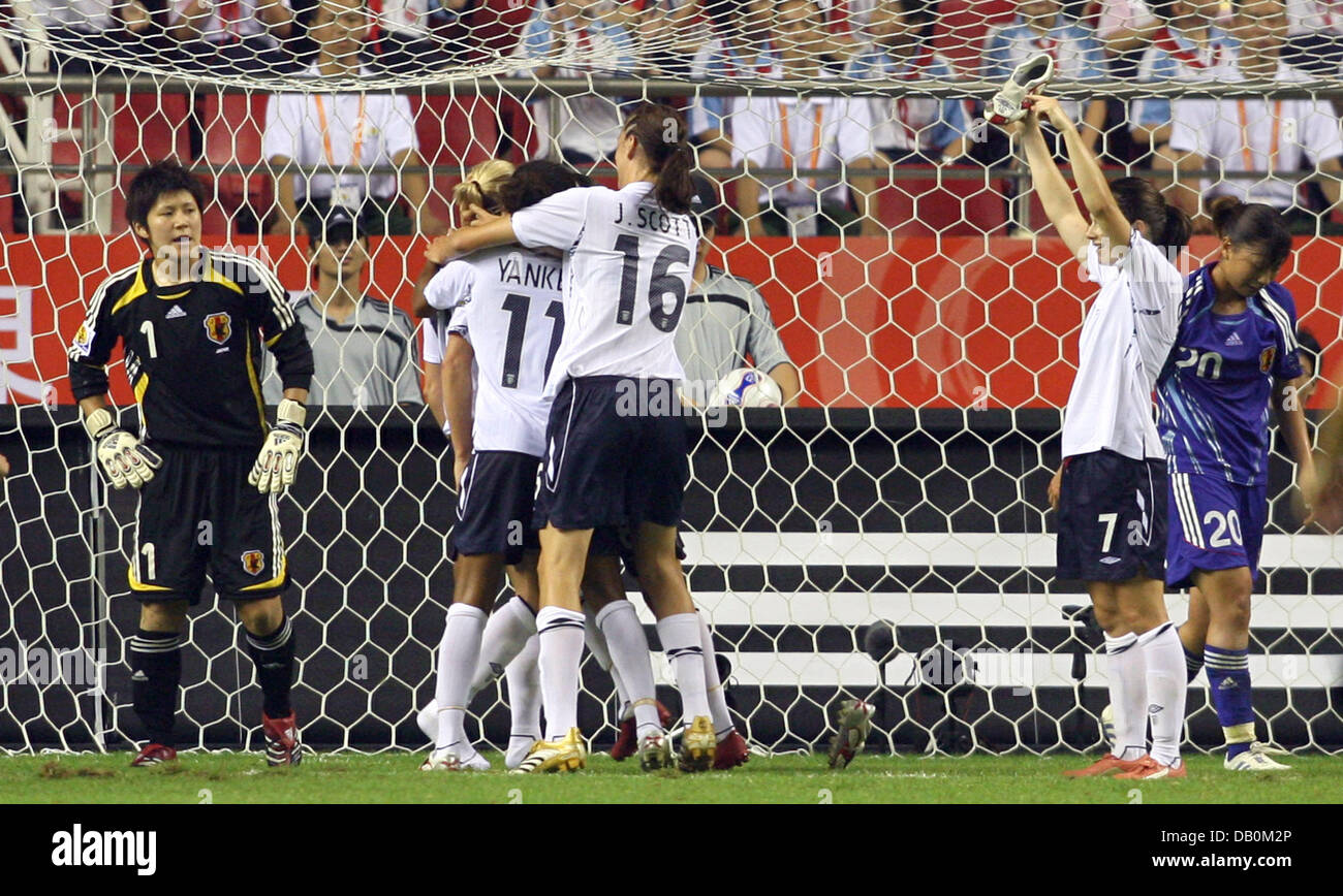 L'Inghilterra del Rachel Yankey (2-L) e Jill Scott (3-L) abbraccio marcatore Kelly Smith (nascosto), mentre Karen Carney può contenere fino Smith scarpe in celebrazione del 1:1 di un equalizzatore in Coppa del Mondo Donne match Giappone vs Inghilterra a 'Hong kou Football Stadium' in Cina a Shanghai, 11 settembre 2007. Foto: Carmen Jaspersen Foto Stock
