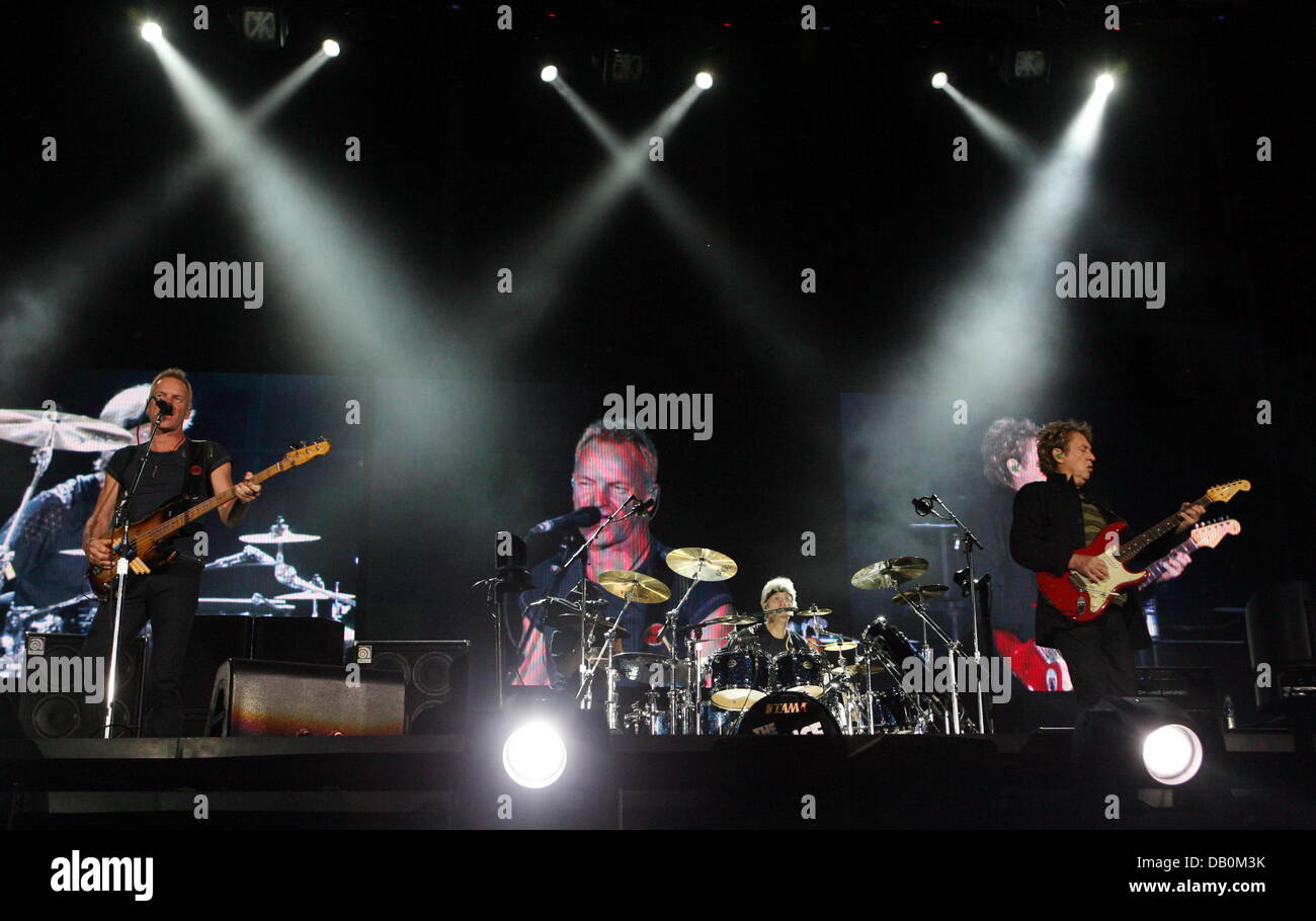 Il cantante Sting (L) della rock band "La polizia' esegue al fianco di guitarrist Andy Summers (R) e il batterista Stewart Copeland durante il primo concerto del gruppo attualmente in tournée in Germania ad Amburgo, Germania, 11 settembre 2007. Foto: Kay Nietfeld Foto Stock