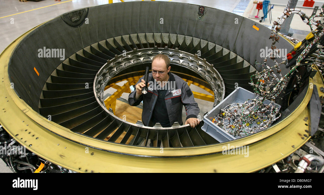 Jet motore meccanico Dirk Heinrich controlla un ventilatore di una Rolls-Royce Trent 500 motore jet in operazione su un Airbus A340 alla recente apertura di N3la revisione del motore Services GmbH impianto a Arnstadt, Germania, 13 settembre 2007. La pianta sarà ufficialmente inaugurato da Lufthansa Technik e Rolls-Royce il 14 settembre 2007. Esso è stato costruito a partire da maggio 2006 e raggiungerà la completa operatività Foto Stock