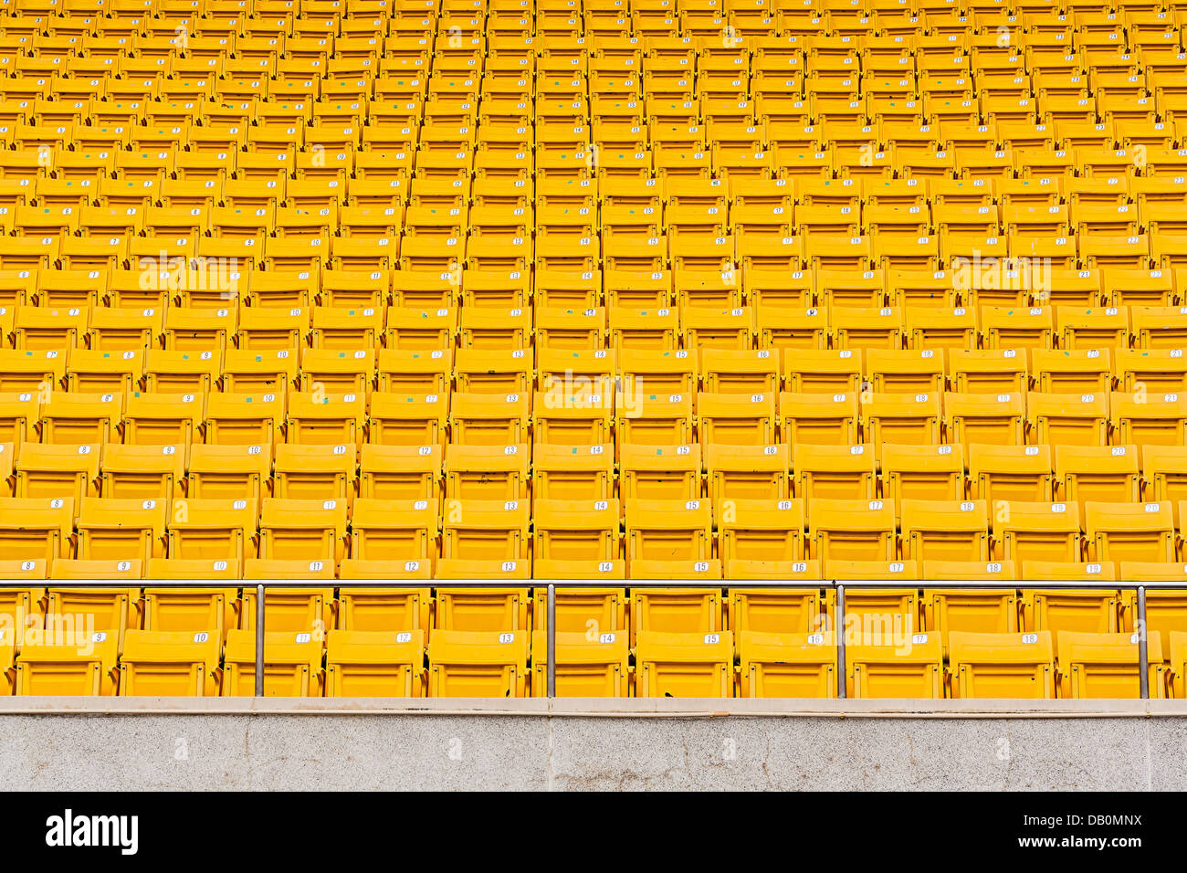 Giallo posti allo stadio preparare per guardare e allegria sport Foto Stock