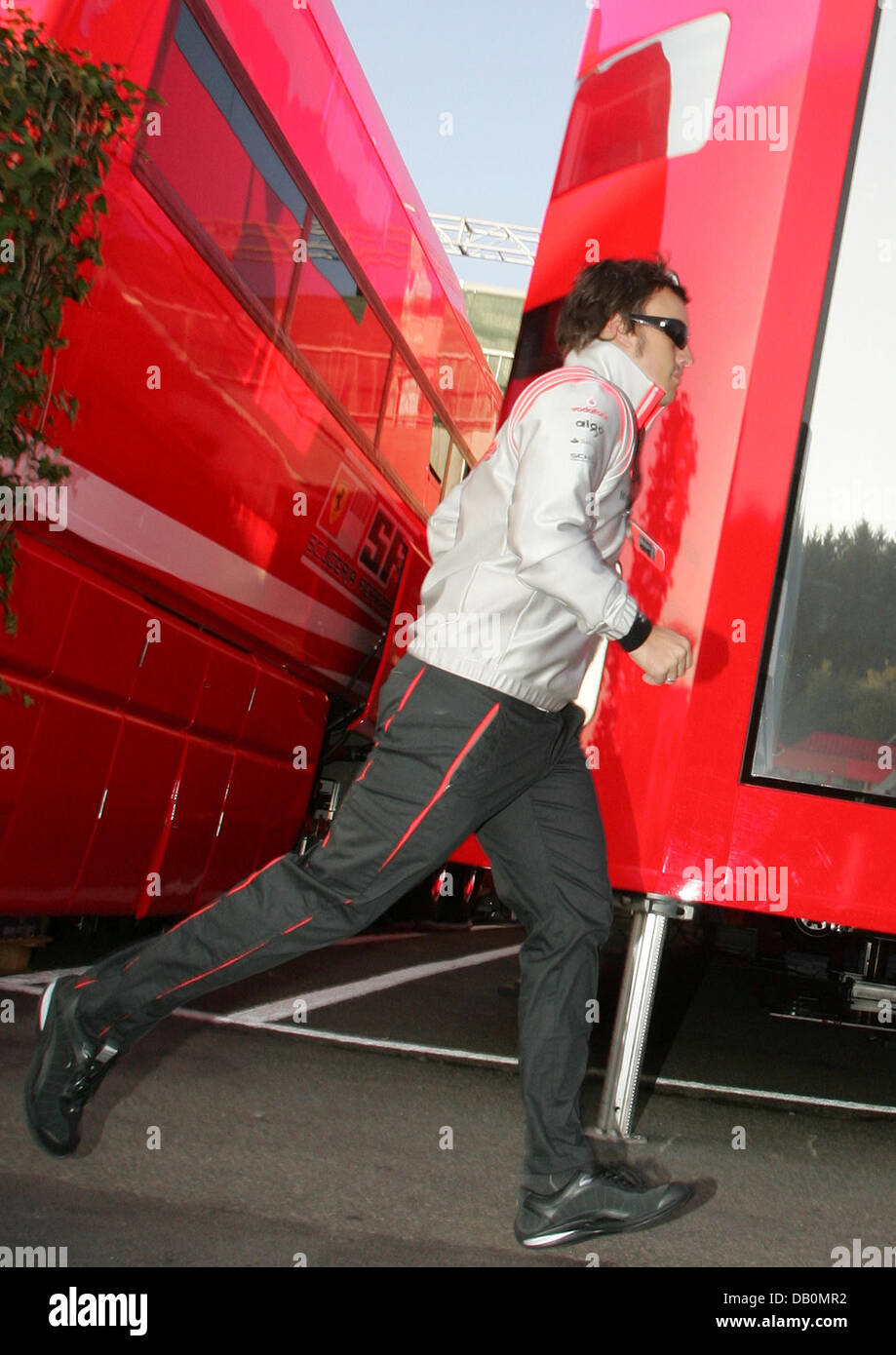 Spagnolo di Formula Uno Pilota Fernando Alonso alla McLaren Mercedes passa per i camion della Scuderia Ferrari prima della prima sessione di prove libere sul circuito di gara a Spa Francorchamps, Belgio, 14 settembre 2007. 2007 la Formula 1 Gran Premio del Belgio si terrà il 16 settembre 2007. Foto: Roland Weihrauch Foto Stock