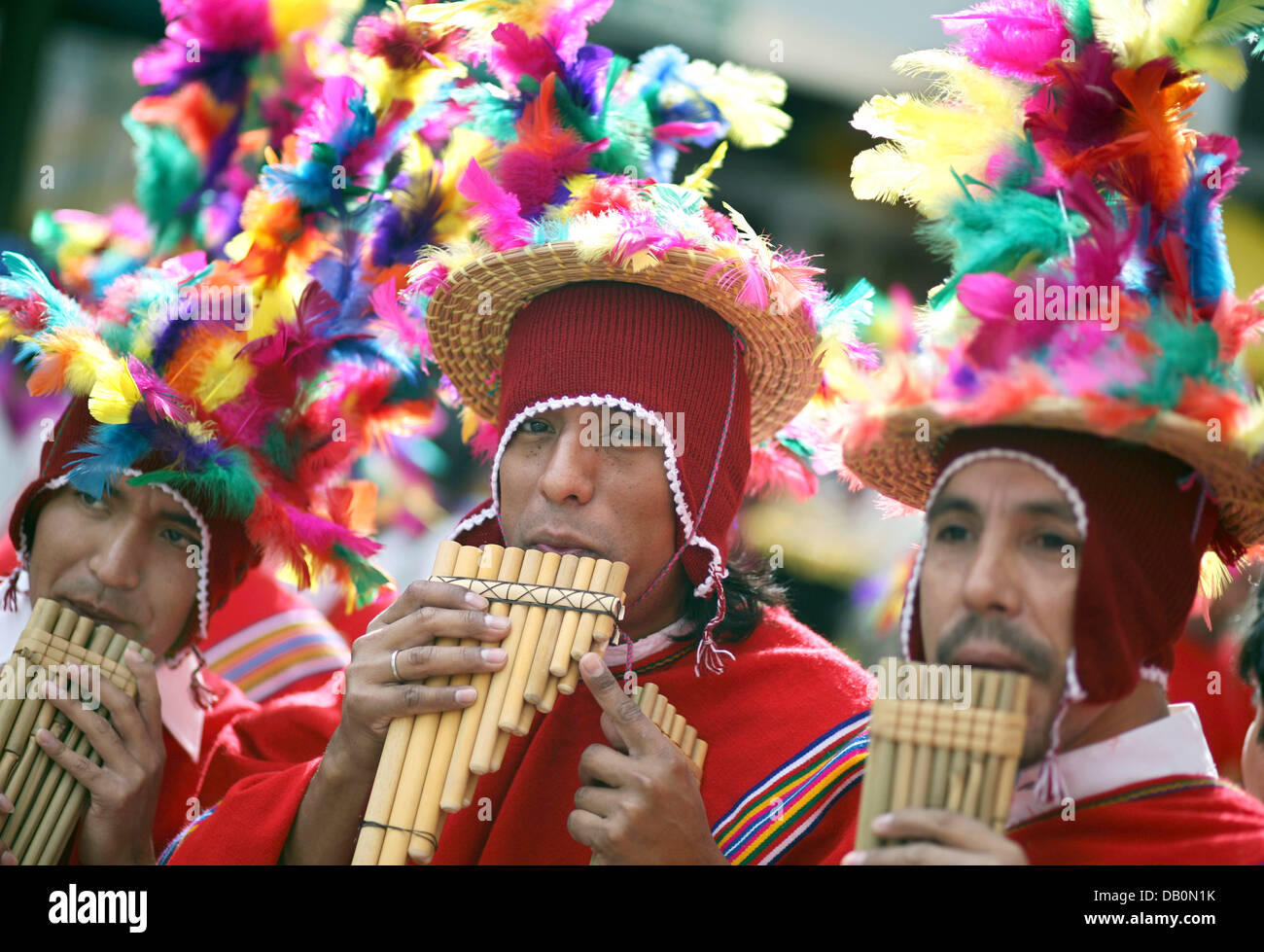 Vestiti in maniera colorata peruviani panpipes play presso il Carnevale delle culture ad Amburgo, Germania, 15 settembre 2007. 80 Le nazioni partecipare al Carnevale. Foto: Kay Nietfeld Foto Stock