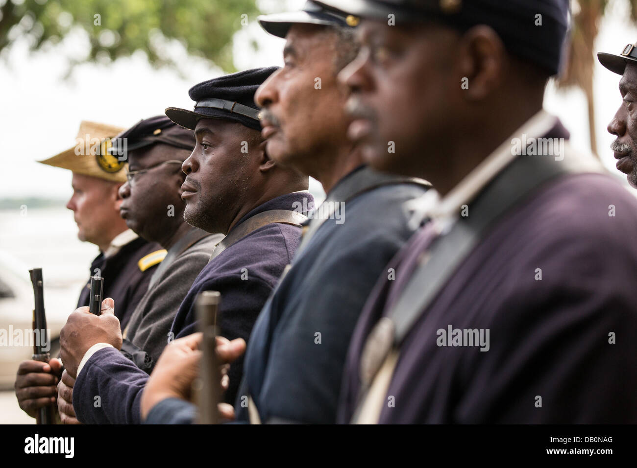 La guerra civile re-enactors che rappresenta il tutto nero 54th Massachusetts Fanteria di volontariato durante una cerimonia di inaugurazione di un monumento in onore del 54th per il centocinquantesimo anniversario dell'assalto sulla batteria Wagner Luglio 21, 2013 a Charleston, Sc. La battaglia commemorò nel film "Gloria" ha avuto luogo a Charleston e fu la prima grande battaglia di un reggimento di nero. Foto Stock