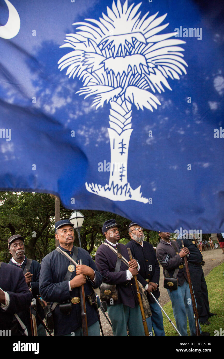 La guerra civile re-enactors che rappresenta il tutto nero 54th Massachusetts Volunteer fanteria ascoltare durante una cerimonia di inaugurazione di un monumento in onore del 54th per il centocinquantesimo anniversario dell'assalto sulla batteria Wagner Luglio 21, 2013 a Charleston, Sc. La battaglia commemorò nel film "Gloria" ha avuto luogo a Charleston e fu la prima grande battaglia di un reggimento di nero. Foto Stock