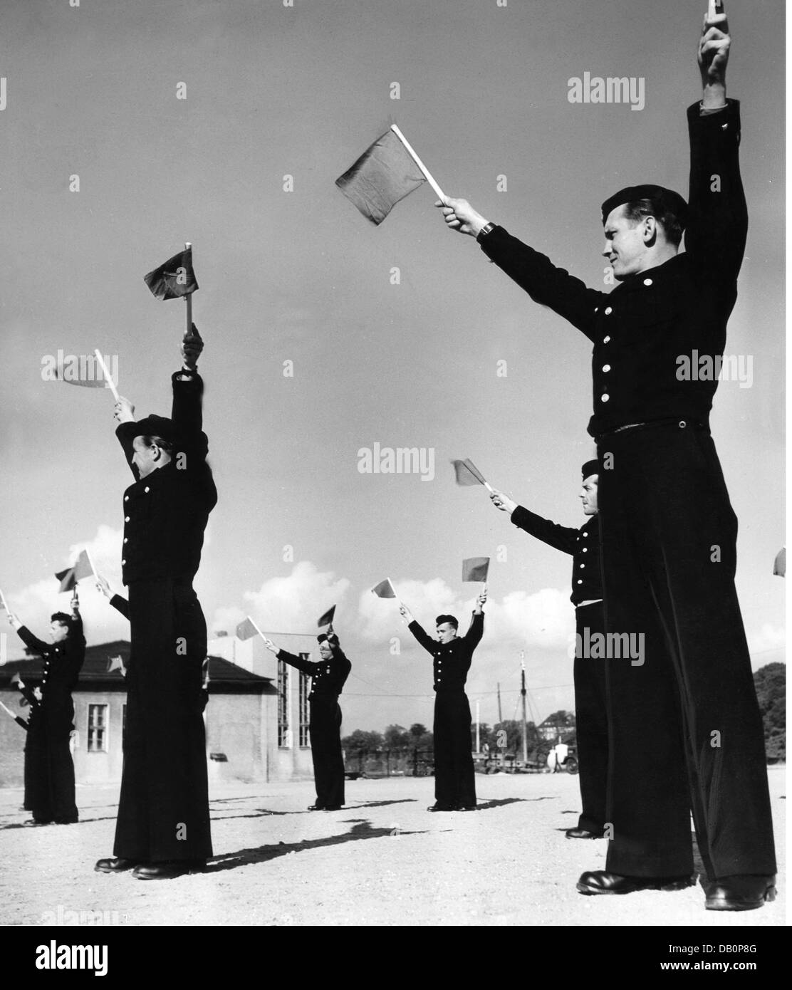 Polizia, Germania, polizia di frontiera marittima (guardia costiera), formazione della polizia di frontiera del mare, Neustadt / Holstein, reclute durante l'addestramento con bandiere di segnale, ottobre 1951, diritti aggiuntivi-clearences-non disponibile Foto Stock