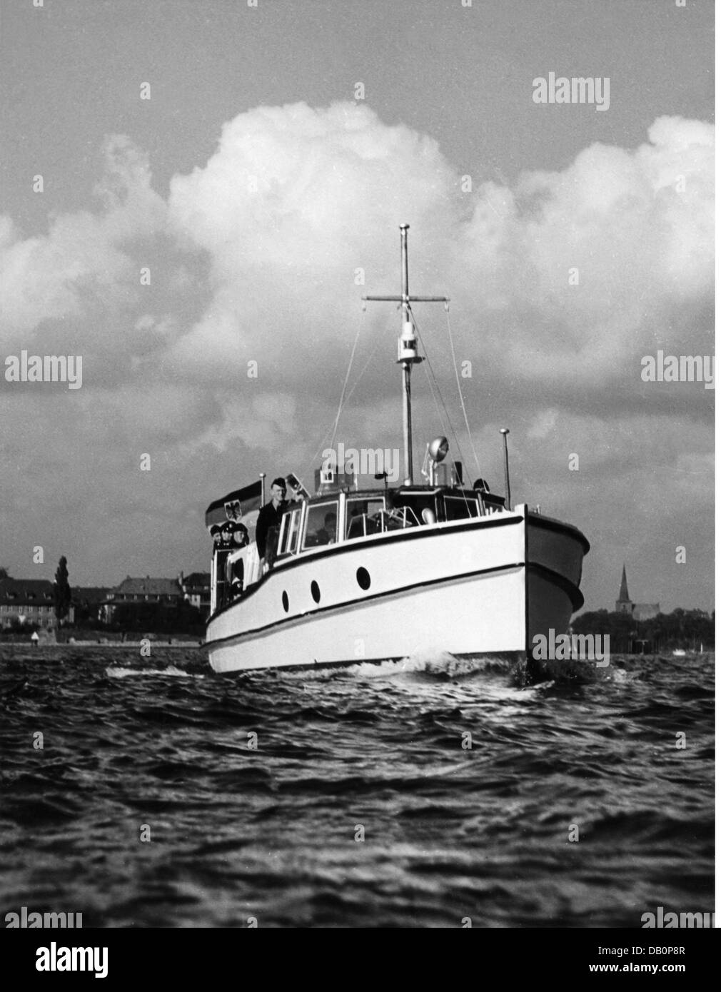 Polizia, Germania, polizia di frontiera marittima (guardia costiera), formazione di polizia di frontiera del mare, Neustadt / Holstein, su delle due barche in mare, ottobre 1951, diritti aggiuntivi-clearences-non disponibile Foto Stock