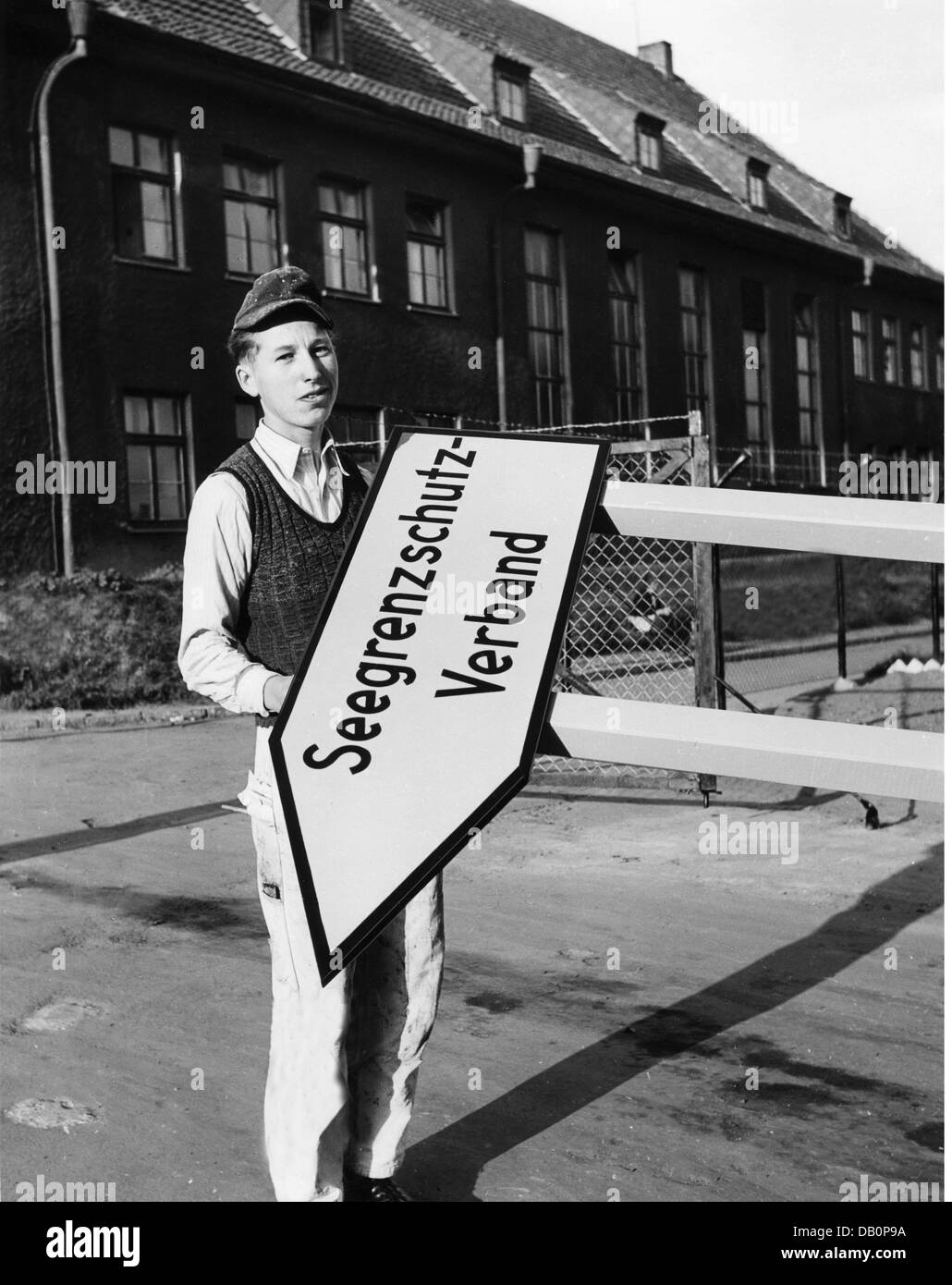 Polizia, Germania, polizia di frontiera marittima (guardia costiera), formazione di polizia di frontiera del mare 1, Neustadt / Holstein, un artigiano errects un posto di dita, ottobre 1951, diritti aggiuntivi-clearences-non disponibile Foto Stock