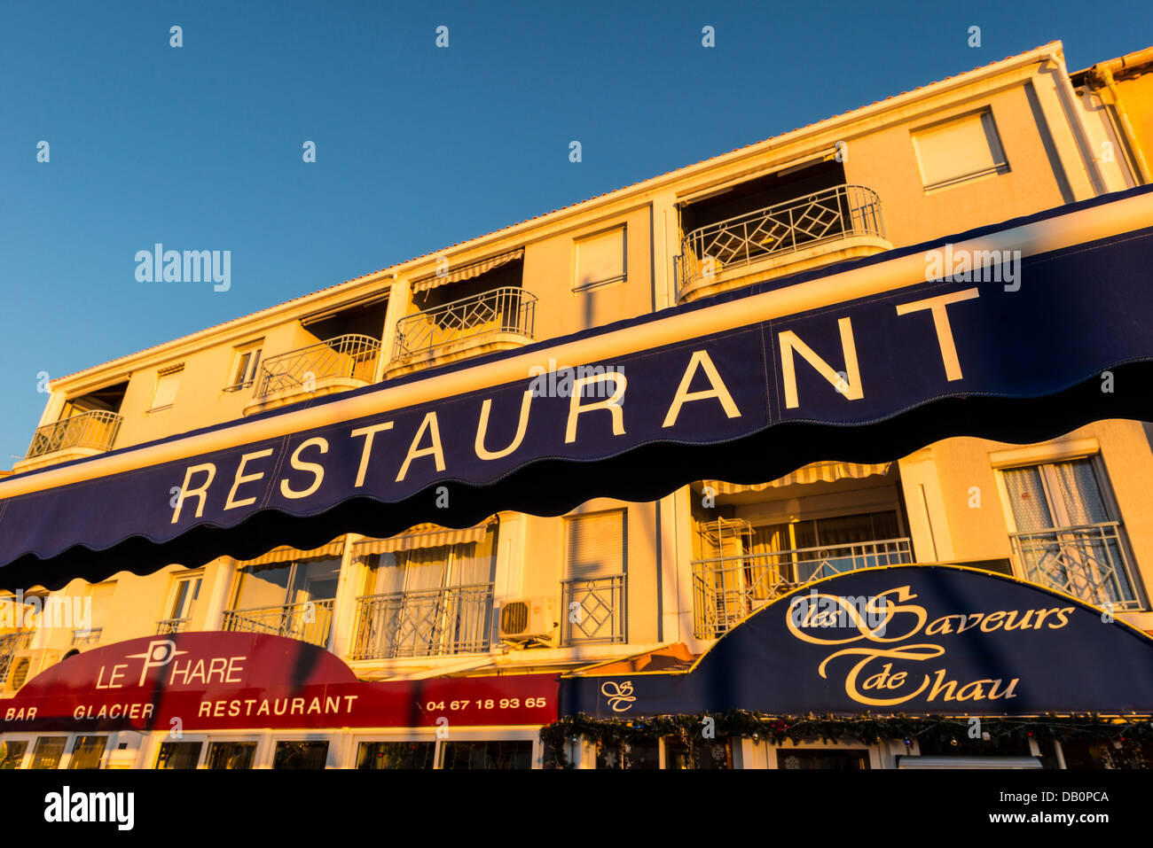 Restaurant sign, Meze, Hérault, Languedoc-Roussillon, Francia Foto Stock