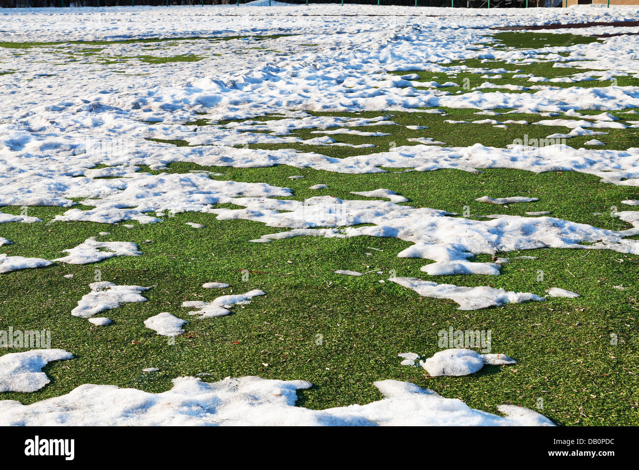 Neve sul calcio all'aperto campo in bassa stagione Foto Stock
