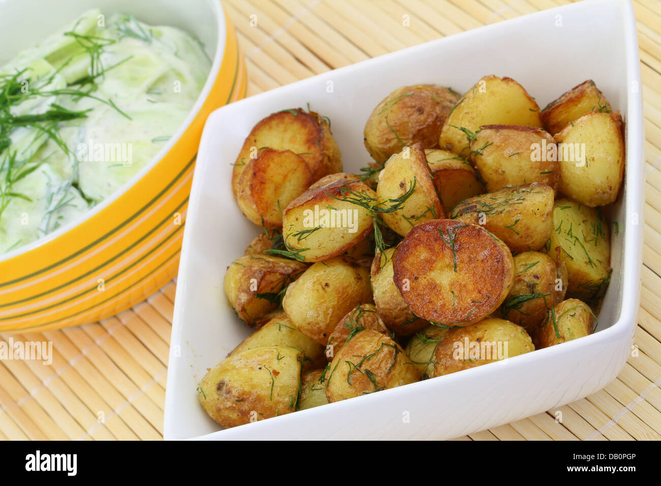 Contorni di patate arrosto e insalata di cetrioli Foto Stock