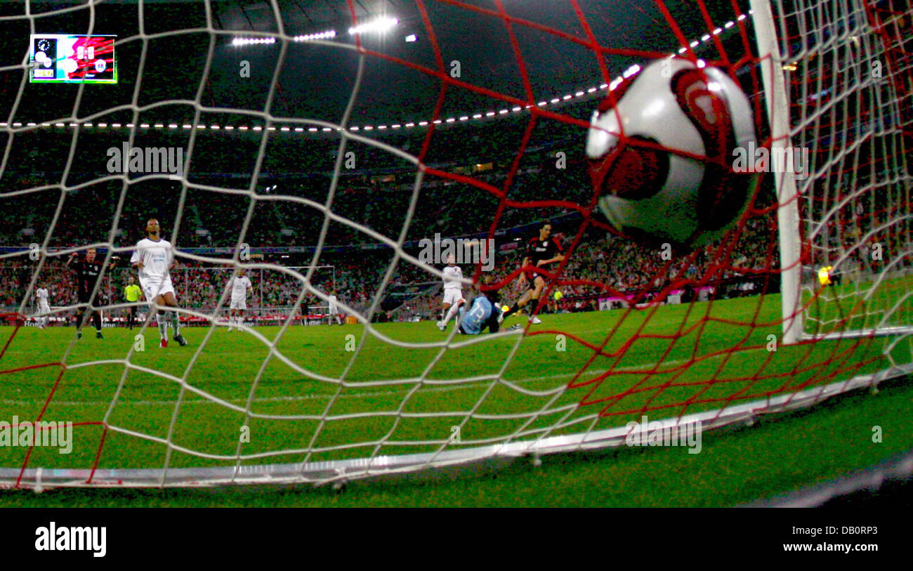 Monaco di Baviera è il riscontro Luca Toni (R) punteggi il gol contro il Belenenses goalie Marco Goncalves (C) durante la Coppa UEFA 1. Round prima gamba FC Bayern Munich v Belenenses Lisbona alla stadio Allianz Arena di Monaco di Baviera, Germania, il 20 settembre 2007. Monaco di Baviera ha vinto la partita 1-0. Foto: Matthias Schrader Foto Stock