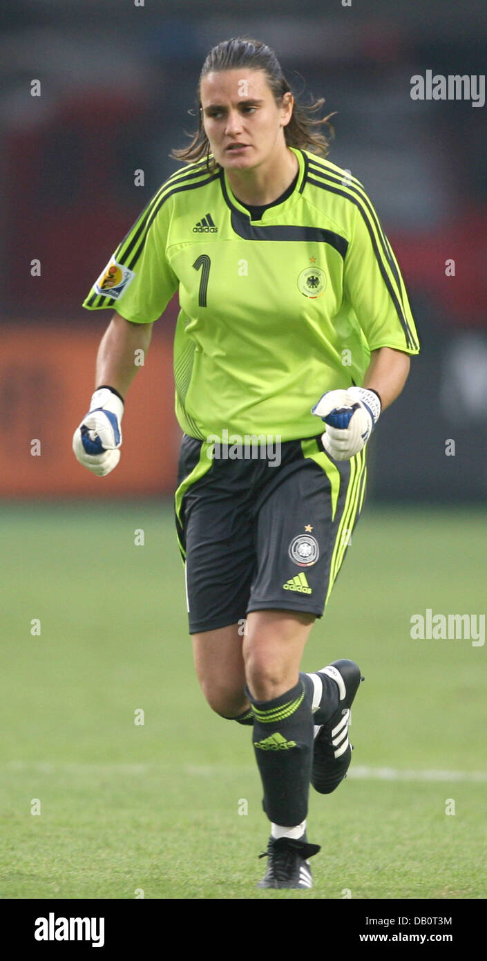 Germania goalie Nadine Angerer cheers vincendo il 2007 FIFA Coppa del Mondo Femminile quarti di finale di Germania v Corea DPR a Wuhan Sport Center stadium di Wuhan, Cina, 22 settembre 2007. La Germania ha vinto la partita 3-0 e si sposta fino alle semifinali. Foto: Carmen Jaspersen Foto Stock