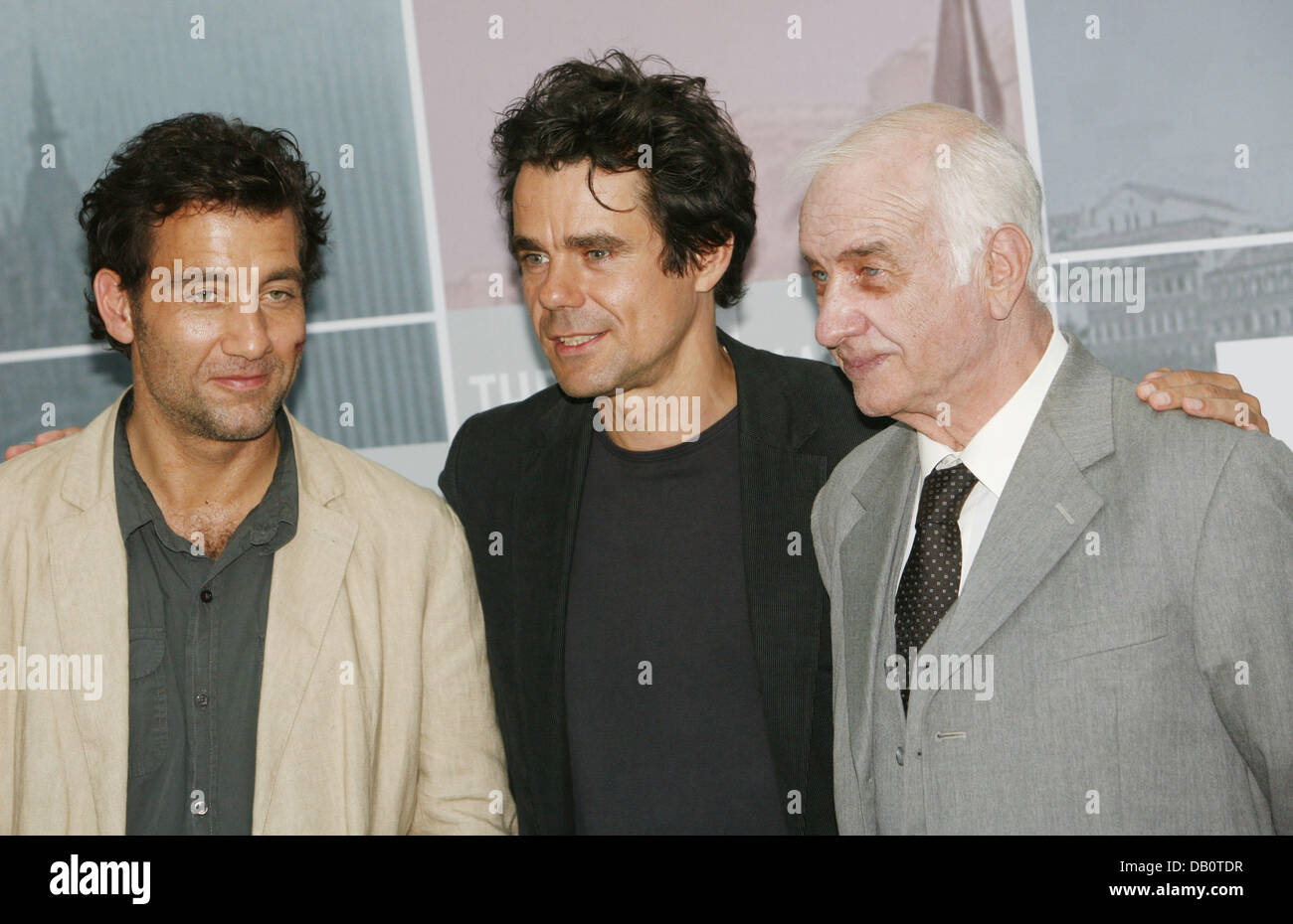 La figura mostra gli attori Clive Owen (L) e Armin Mueller-Stahl (R) sia in costume con il regista del film 'International' Tom Tykwer durante un servizio fotografico in occasione dell'avvio della produzione di cinema, Potsdam, Germania, 24 settembre 2007. Il film è una coproduzione di Babelsberg Film GmbH e Rose produzioni in linea limitata. Owen starrs in tedesco-US THR Foto Stock