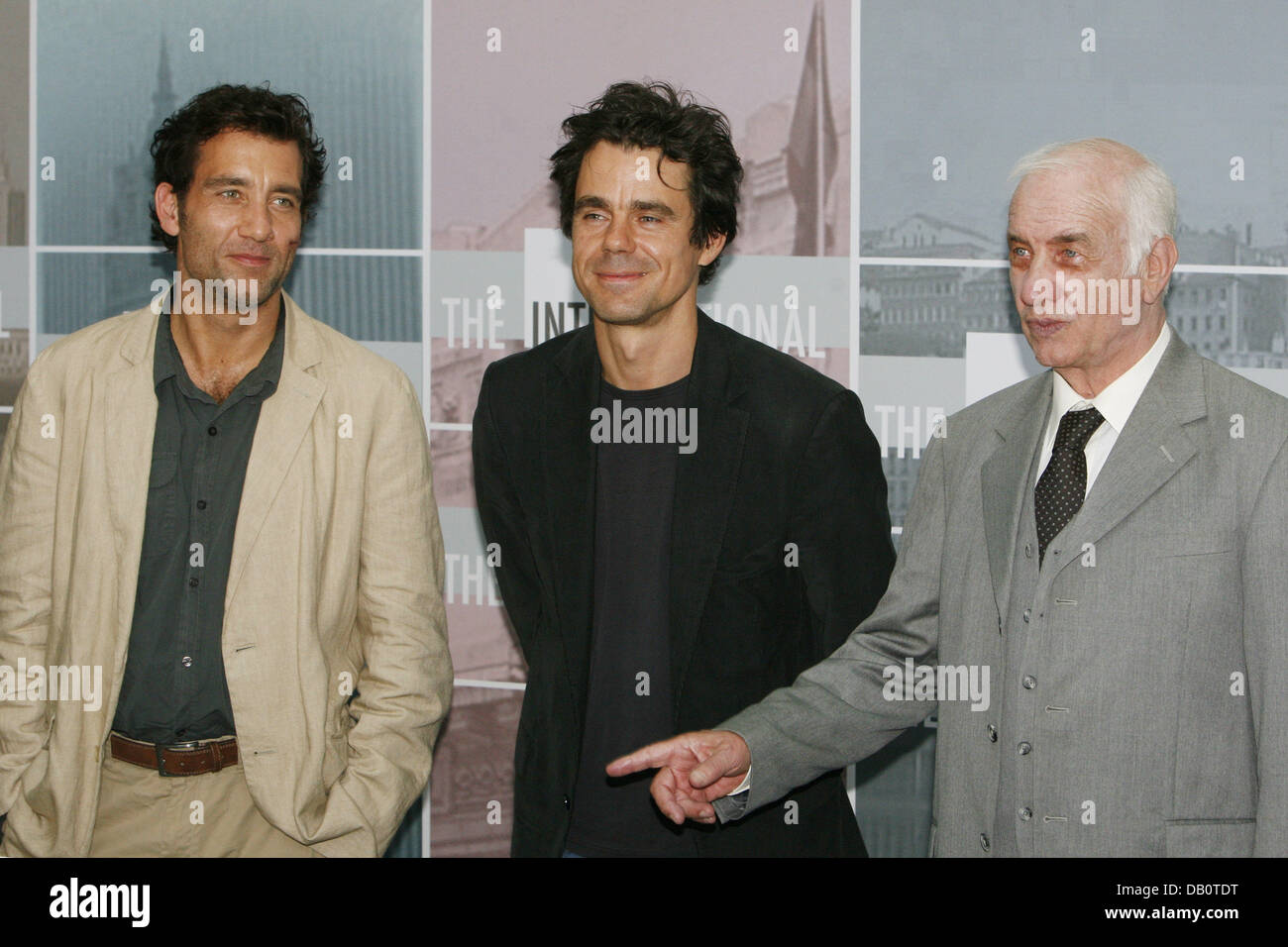 La figura mostra gli attori Clive Owen (L) e Armin Mueller-Stahl (R) entrambi in costume e con il regista del film 'International' Tom Tykwer durante un servizio fotografico in occasione dell'avvio della produzione di cinema, Potsdam, Germania, 24 settembre 2007. Il film è una coproduzione di Babelsberg Film GmbH e Rose produzioni in linea limitata. Owen starrs in tedesco-US Foto Stock