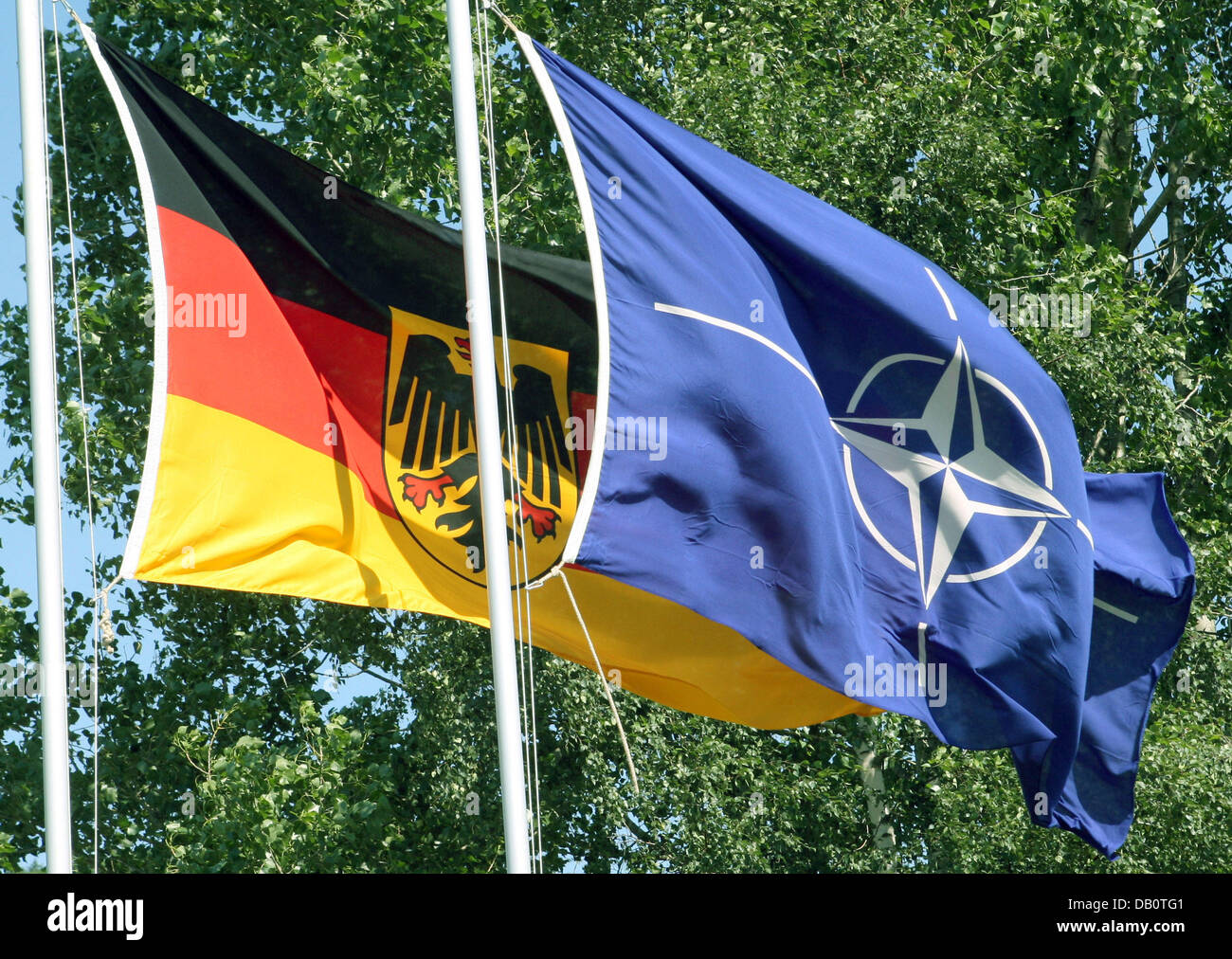 La foto mostra la bandiera tedesca e la bandiera della NATO sul presso la caserma della decima divisione corazzata del tedesco esercito federale in Wildflecken, Germania, 16 luglio 2007. Foto: Marcus Fuehrer Foto Stock