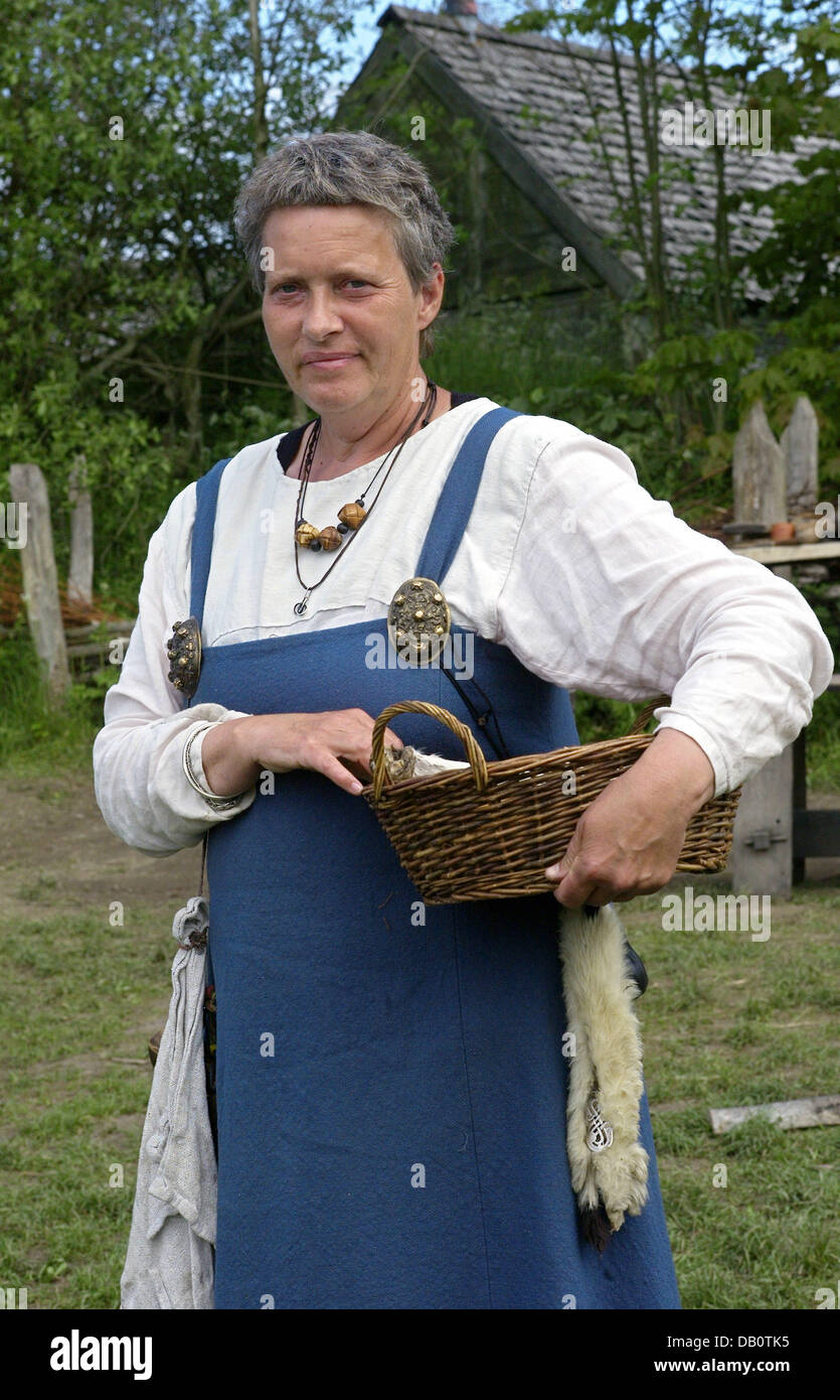 Un elemento femmina di personale presso la storia sperimentale nel centro di Lejre indossa un tradizionale abito vichinga e detiene un cestello in Lejre, Denamark, 22 maggio 2007. Il centro è stato fondato nel 1964 e cerca di capire la vita vichinga attraverso reperti archeologici e culturali esperimenti. Inoltre offre ai visitatori una visione unica in Viking ogni giorno la vita. Foto: Maurizio Gambarini Foto Stock