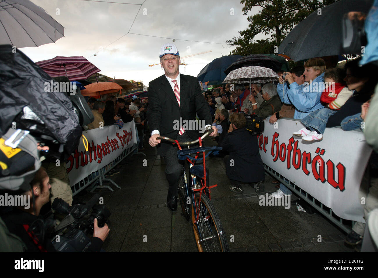 Il presidente di tedesco per i ciclisti Unione ("Bund Deutscher Radfahrer (BDR)), Rudolf Scharping arriva su una bicicletta alla cerimonia di apertura per le UCI del Campionato del Mondo di Ciclismo su Strada 2007 su 'Schlossplatz' - square a Stoccarda, Germania, 25 settembre 2007. I campionati verrà eseguito il 26-30 settembre 2007. Foto: Patrick Seeger Foto Stock