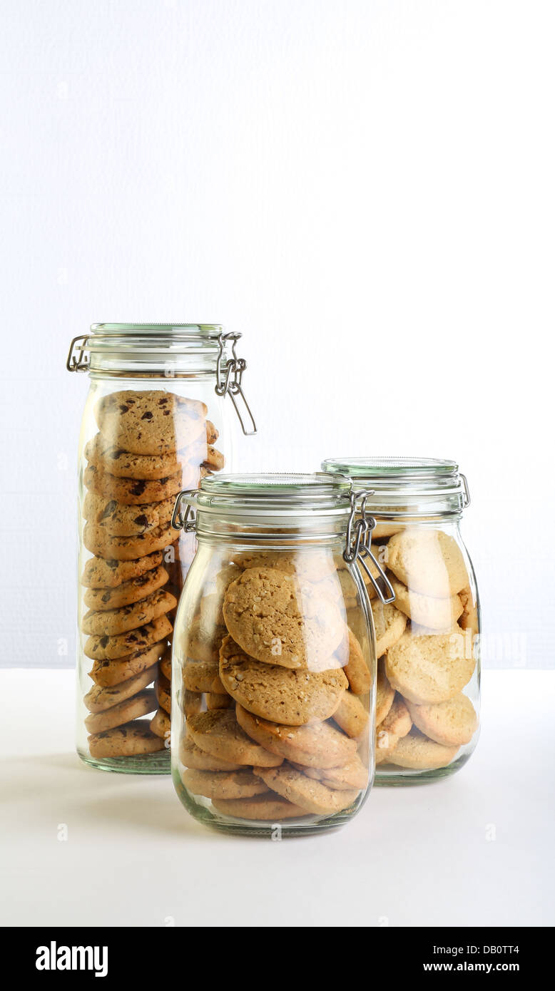 Cioccolato, lavanda e nocciola i cookie in un recipiente su sfondo bianco Foto Stock