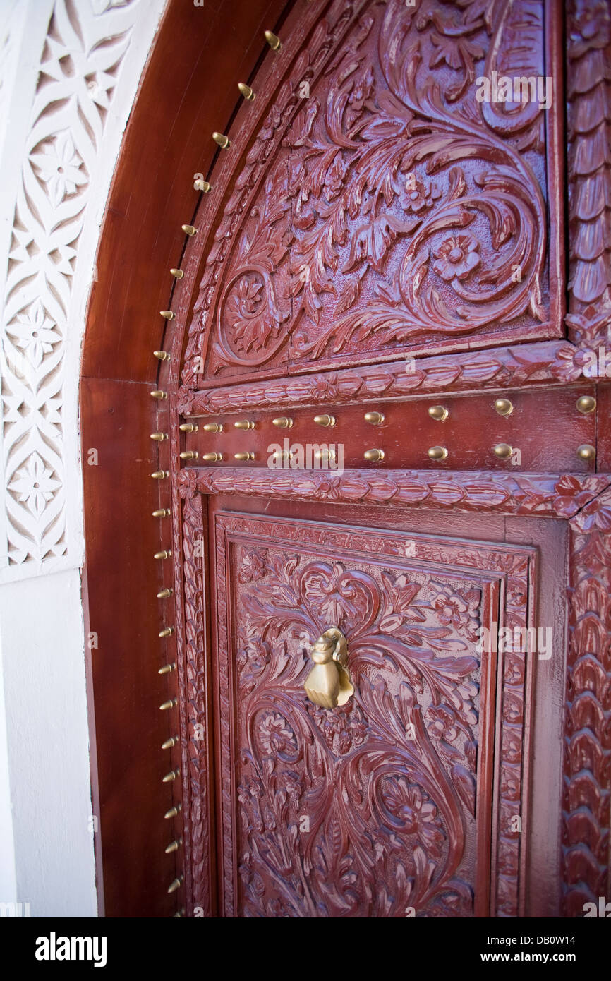 Le spalliere porte di legno intagliato, Al-Tayibat Città Museo di Civiltà internazionale di Jeddah, Arabia Saudita. Foto Stock