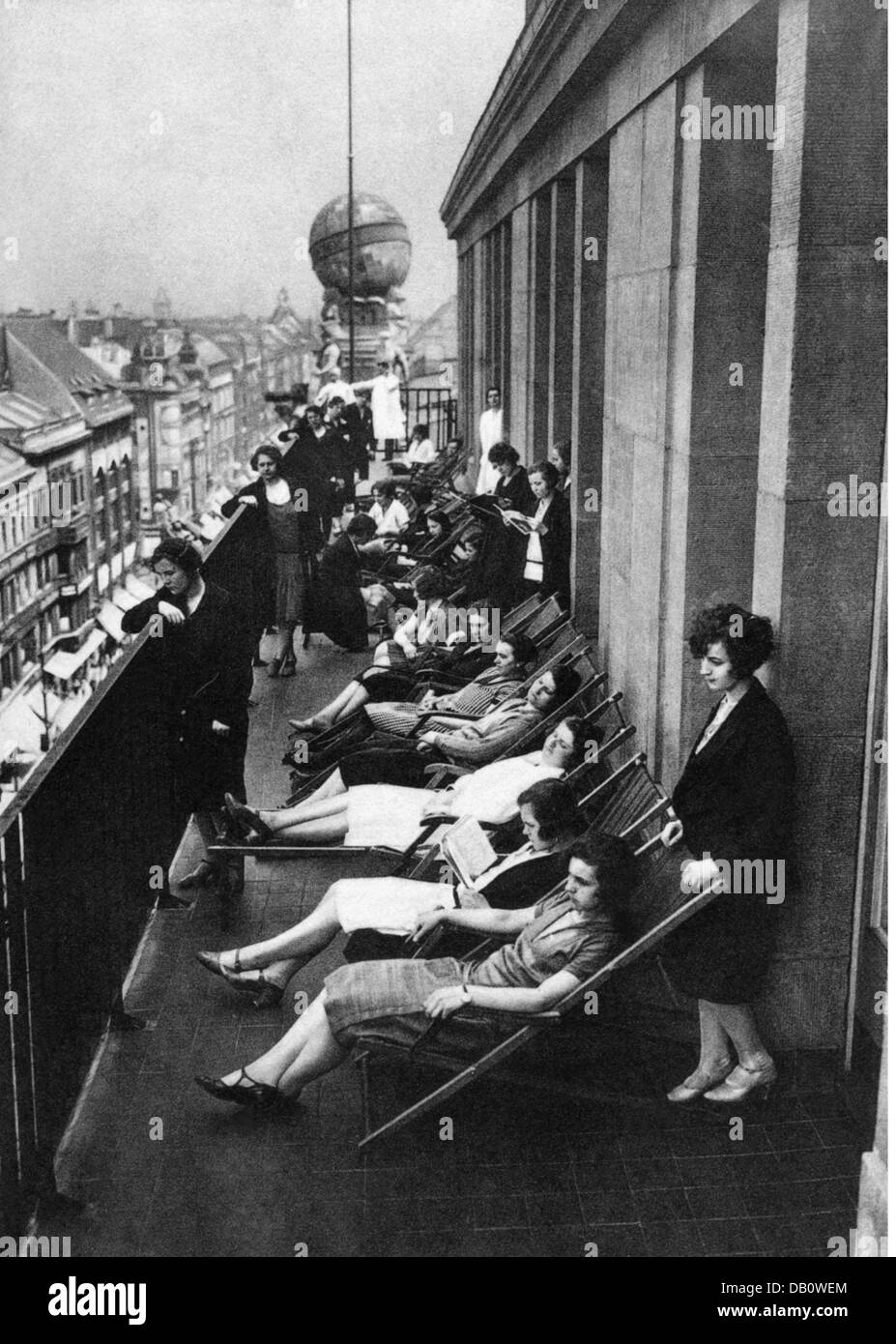 Tempo libero, dipendenti di un grande magazzino che hanno una pausa sul tetto, Berlino, anni 20, diritti aggiuntivi-clearences-non disponibile Foto Stock