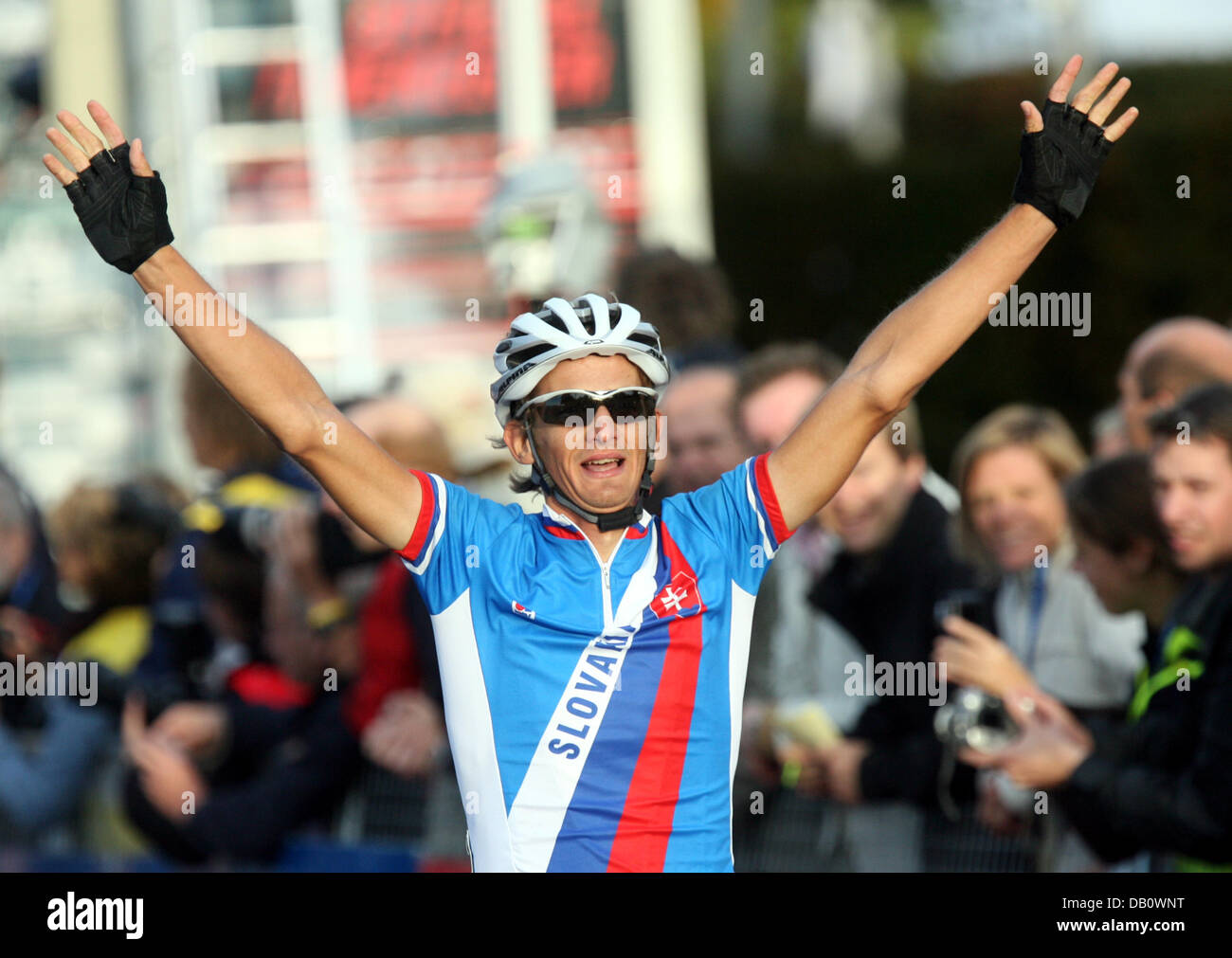 Peter Velits della Slovacchia celebra la sua vittoria in uomini sotto 23 gara su strada del ciclismo su strada UCI Campionati del Mondo a Stoccarda, Germania, 29 settembre 2007. Mondiali si svolgerà dal 25 al 30 settembre. Foto: Patrick Seeger Foto Stock