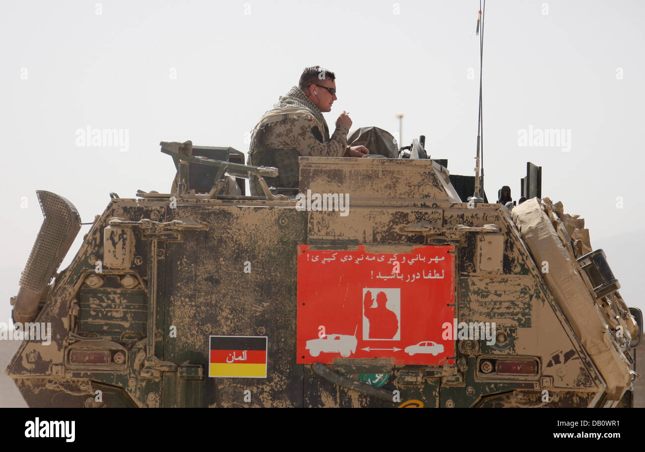 Un soldato Bundeswehr fuma una sigaretta su una pattuglia corazzata veicolo del tipo Dingo in Kundus, Afghanistan, 28 settembre 2007. Un team di ricostruzione (PRT) della Bundeswehr è stazionato in Kundus. Foto: Johannes Eisele Foto Stock