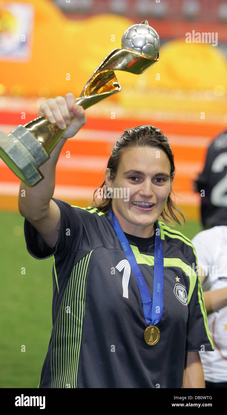 Goalie Nadine Angerer mostra il bicchiere dopo il tedesco del team la vittoria della Coppa del Mondo Donne in Cina a Shanghai, 30 settembre 2007. Foto: Carmen Jaspersen Foto Stock