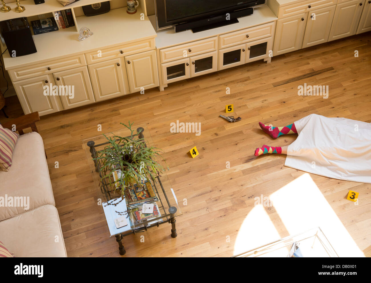 Body and Evidence Marker alla scena del crimine di Murder di Handgun in una residenza privata, USA Foto Stock