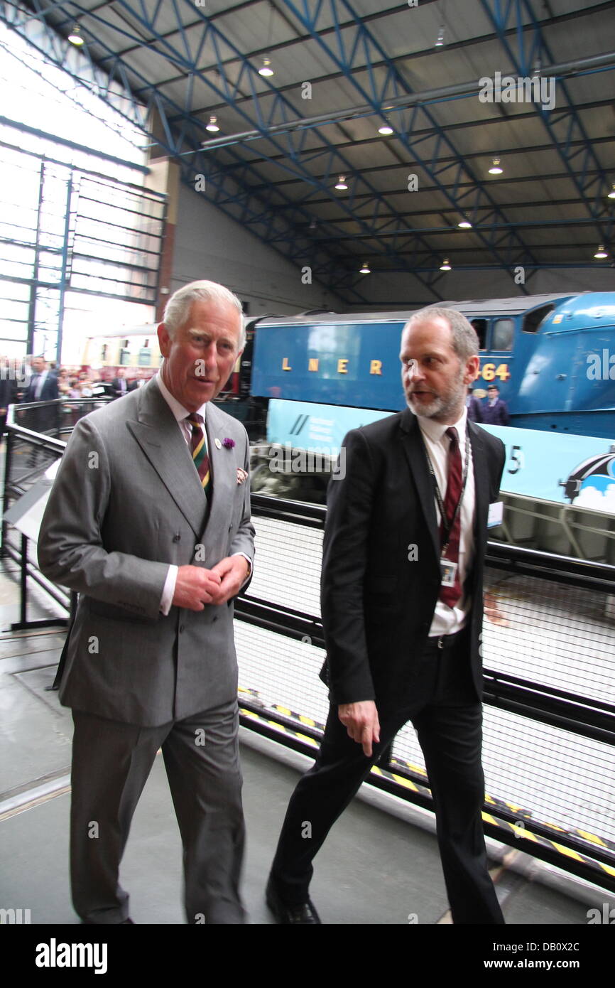 Il Principe di Galles Visita a York National Railway Museum accompagnato da NRM Direttore, Paolo Kirkman, York Inghilterra, Regno Unito Foto Stock