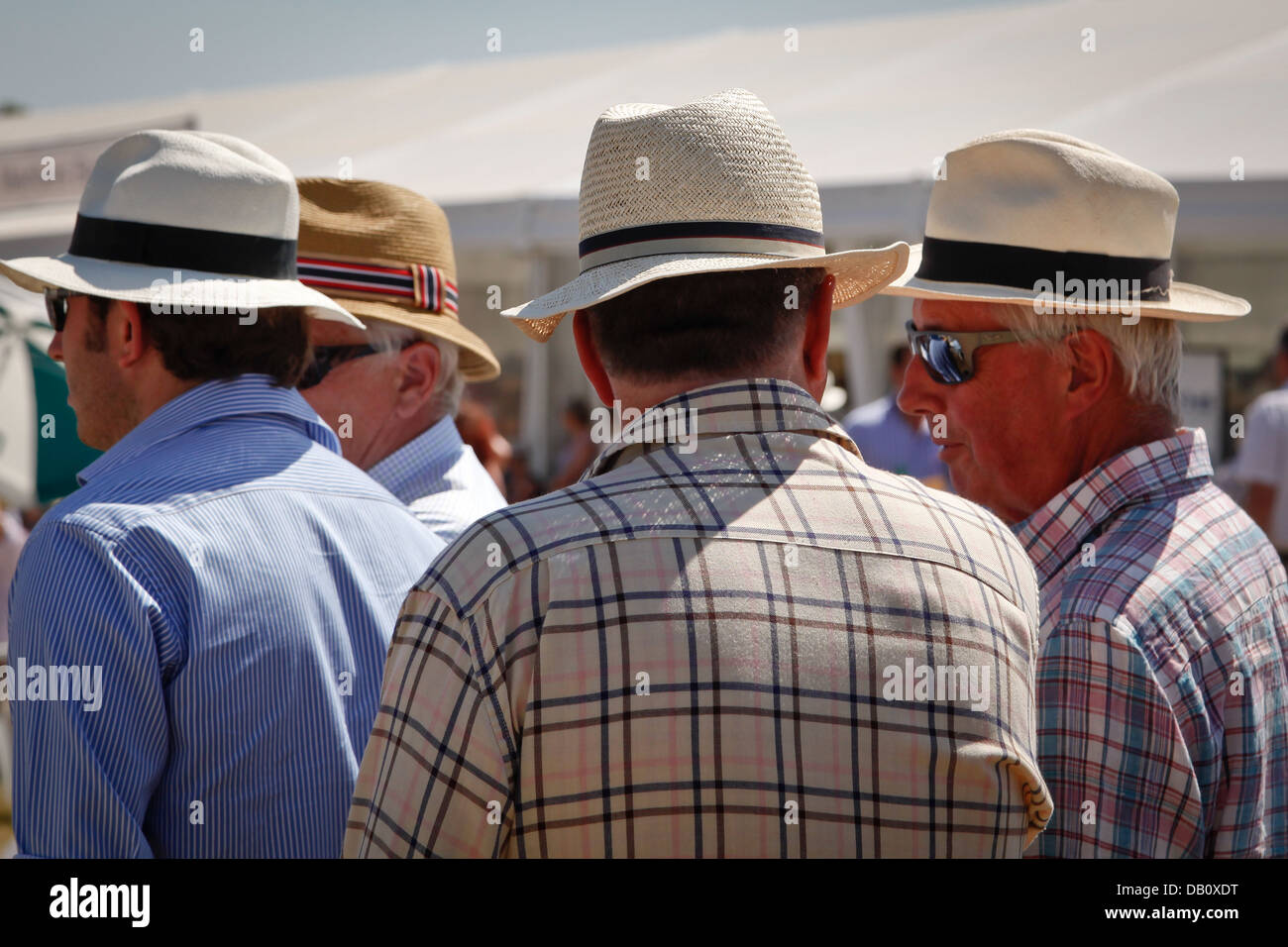 Uomini di mezza età indossando cappelli di panama per conservare al fresco durante la canicola estiva Foto Stock