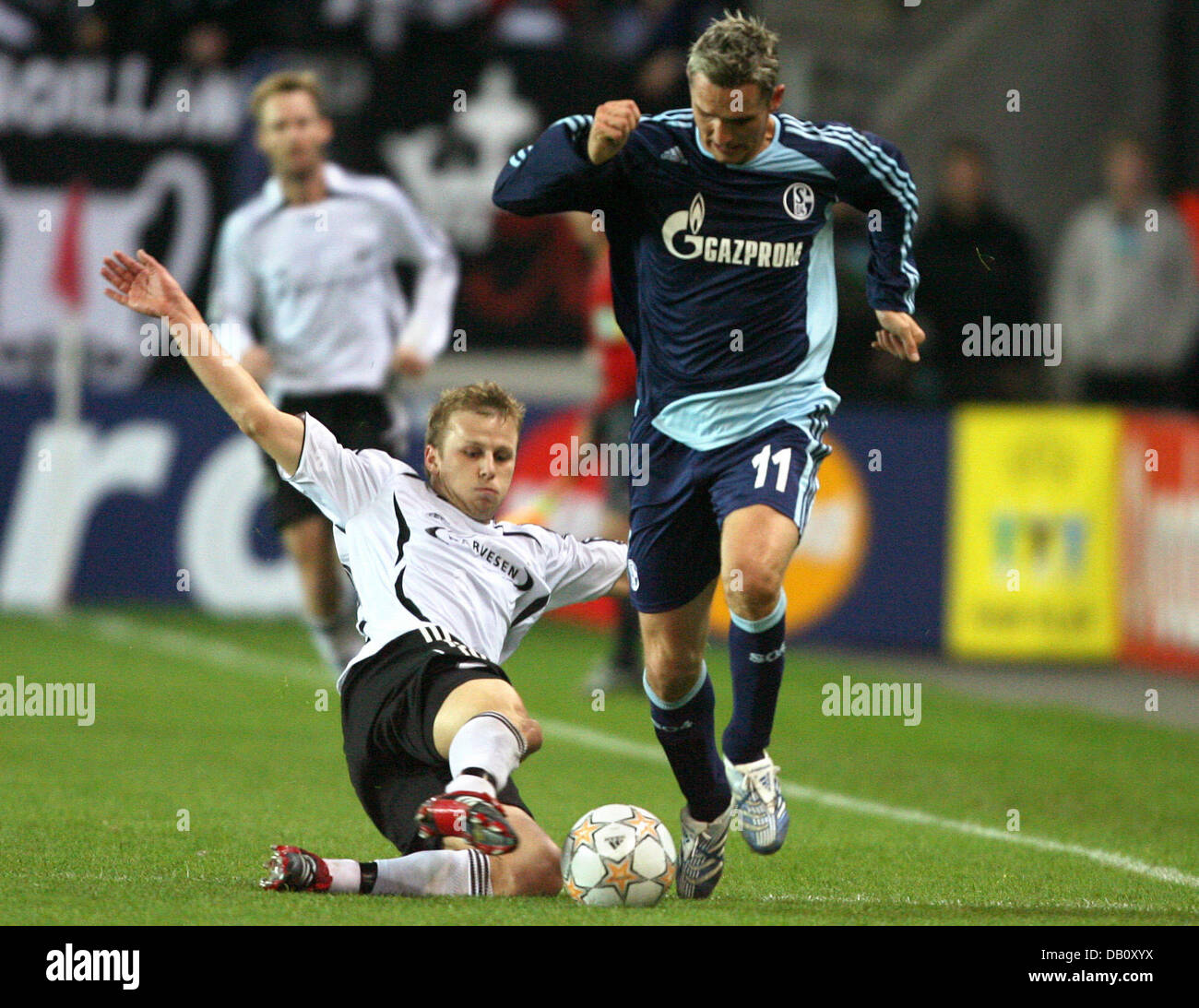 Peter Loevenkrands (R) di FC Schalke 04 combatte per la palla con Marek Sapara di Rosenborg BK durante la finale della Champions League a Lerkendal-Stadium a Trondheim, Norvegia, 03 ottobre 2007. Foto: Roland Weihrauch Foto Stock